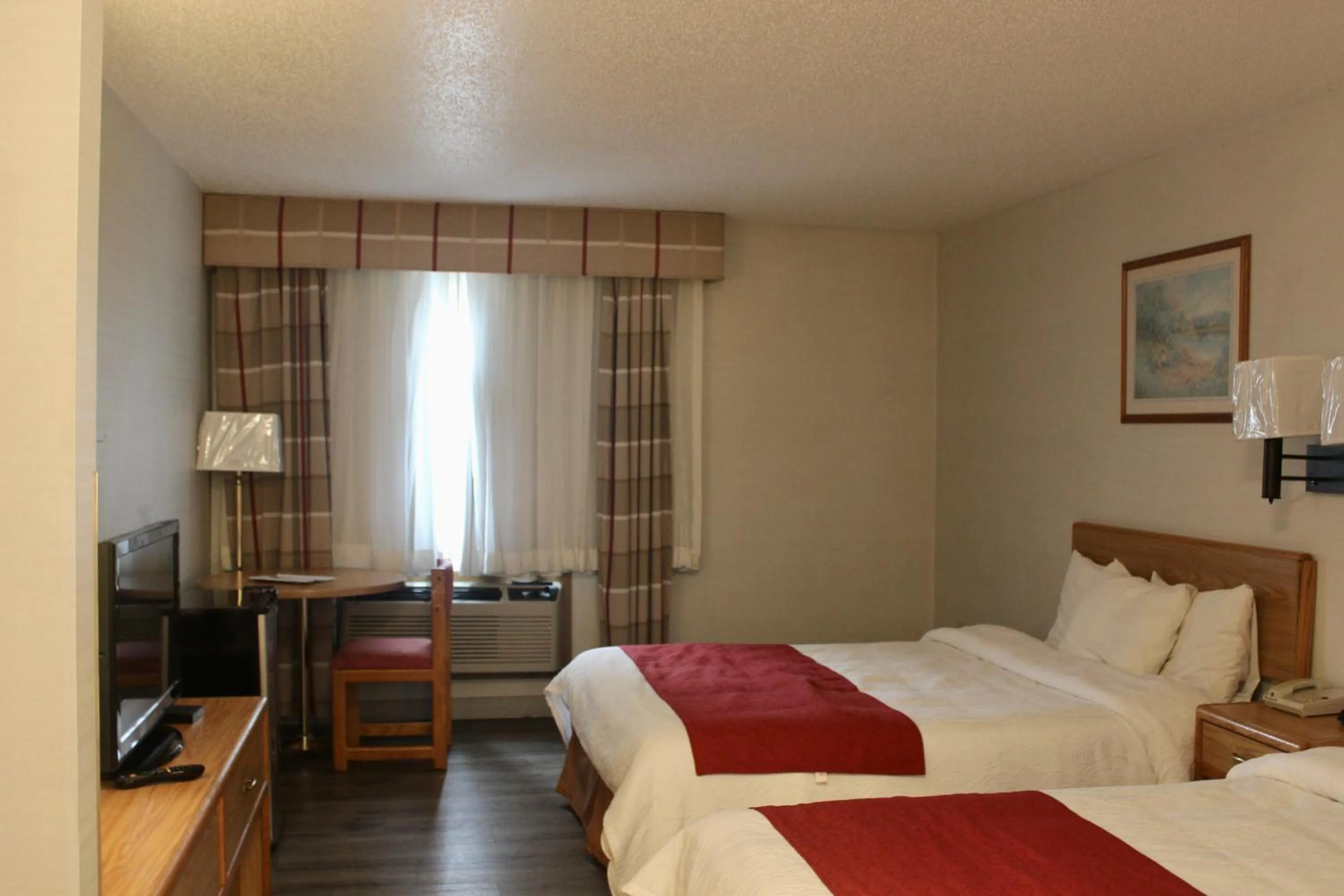 Property building, Bed in Eastwood Inn