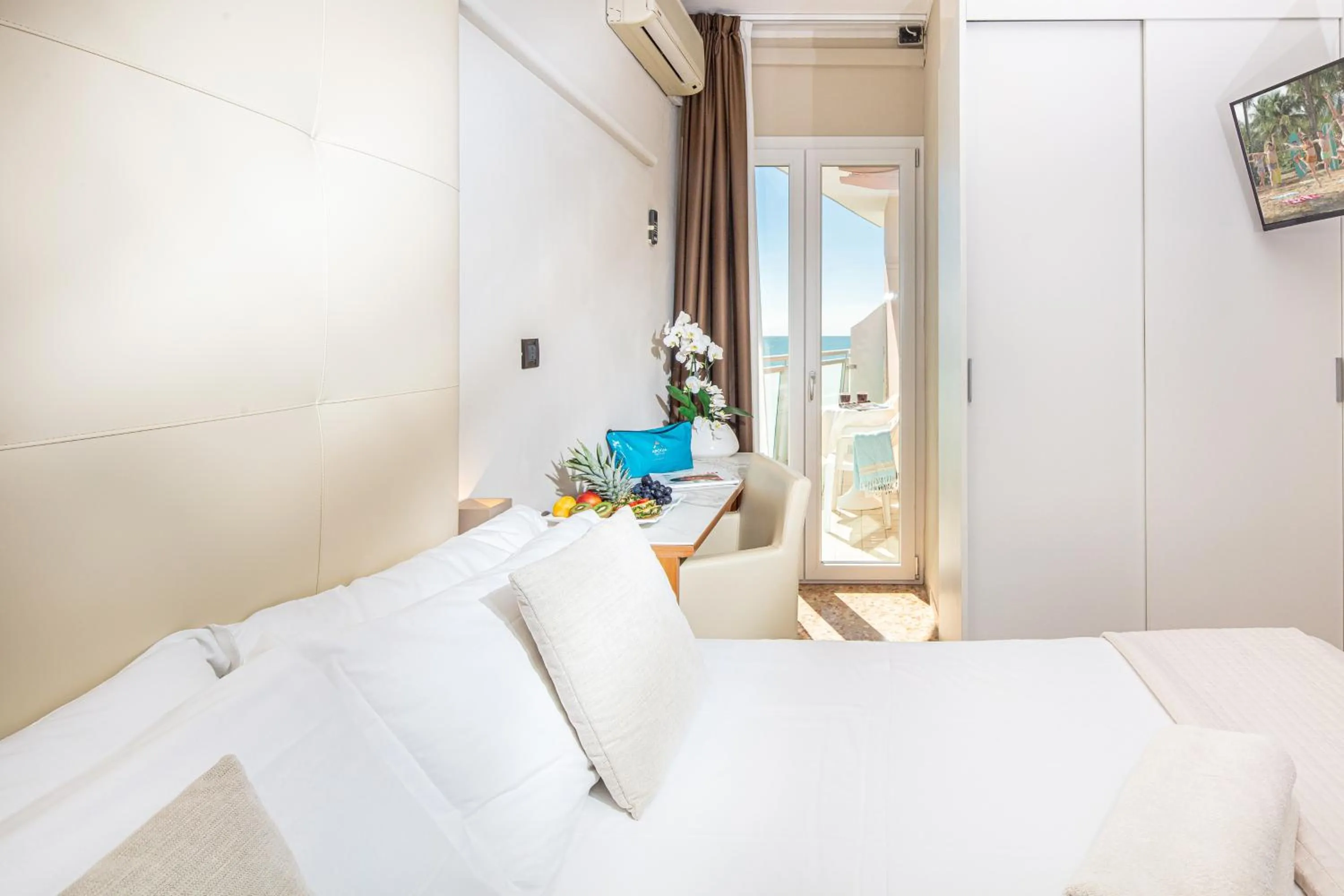 Restaurant/places to eat, Bed in Hotel Royal