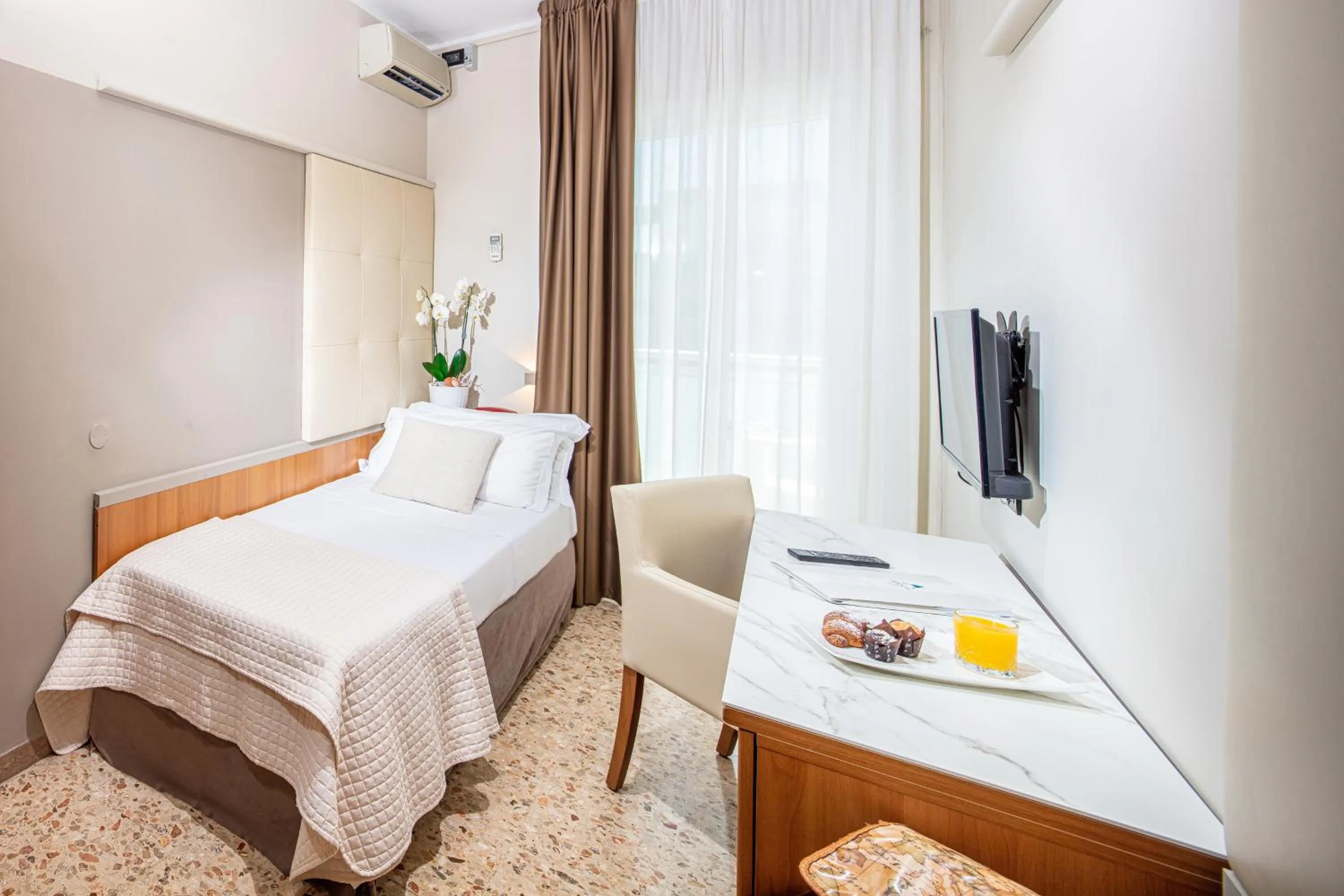 Restaurant/places to eat, Bed in Hotel Royal