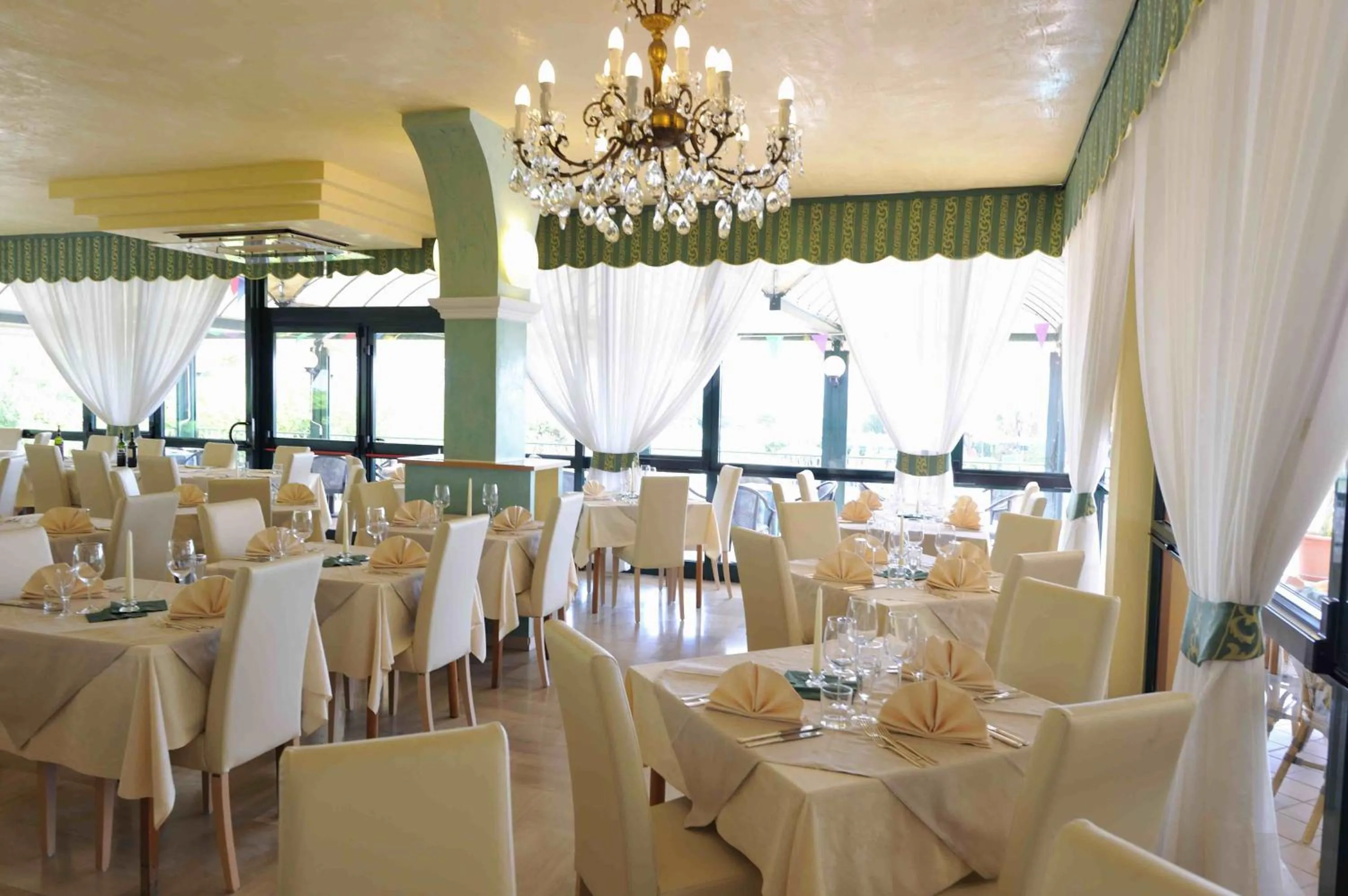 Restaurant/places to eat in Hotel Royal