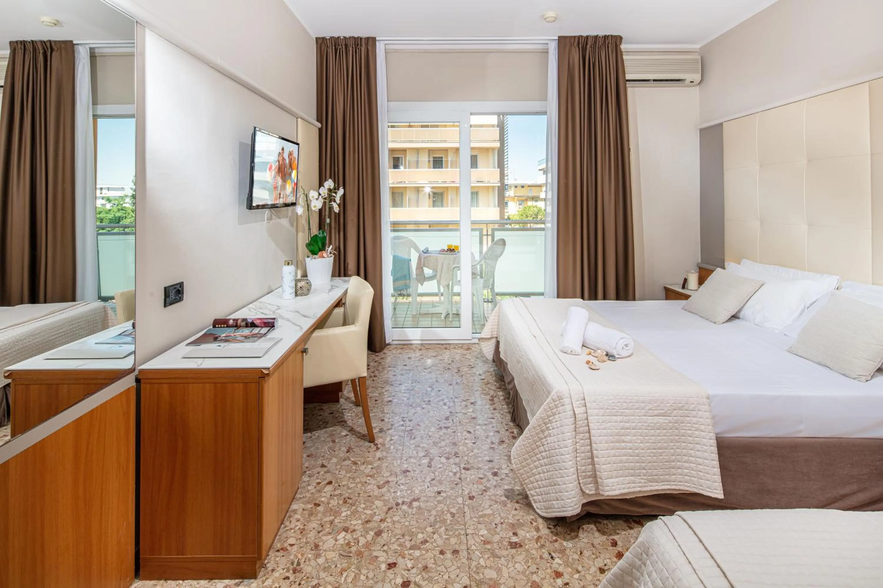 Property building, Bed in Hotel Royal