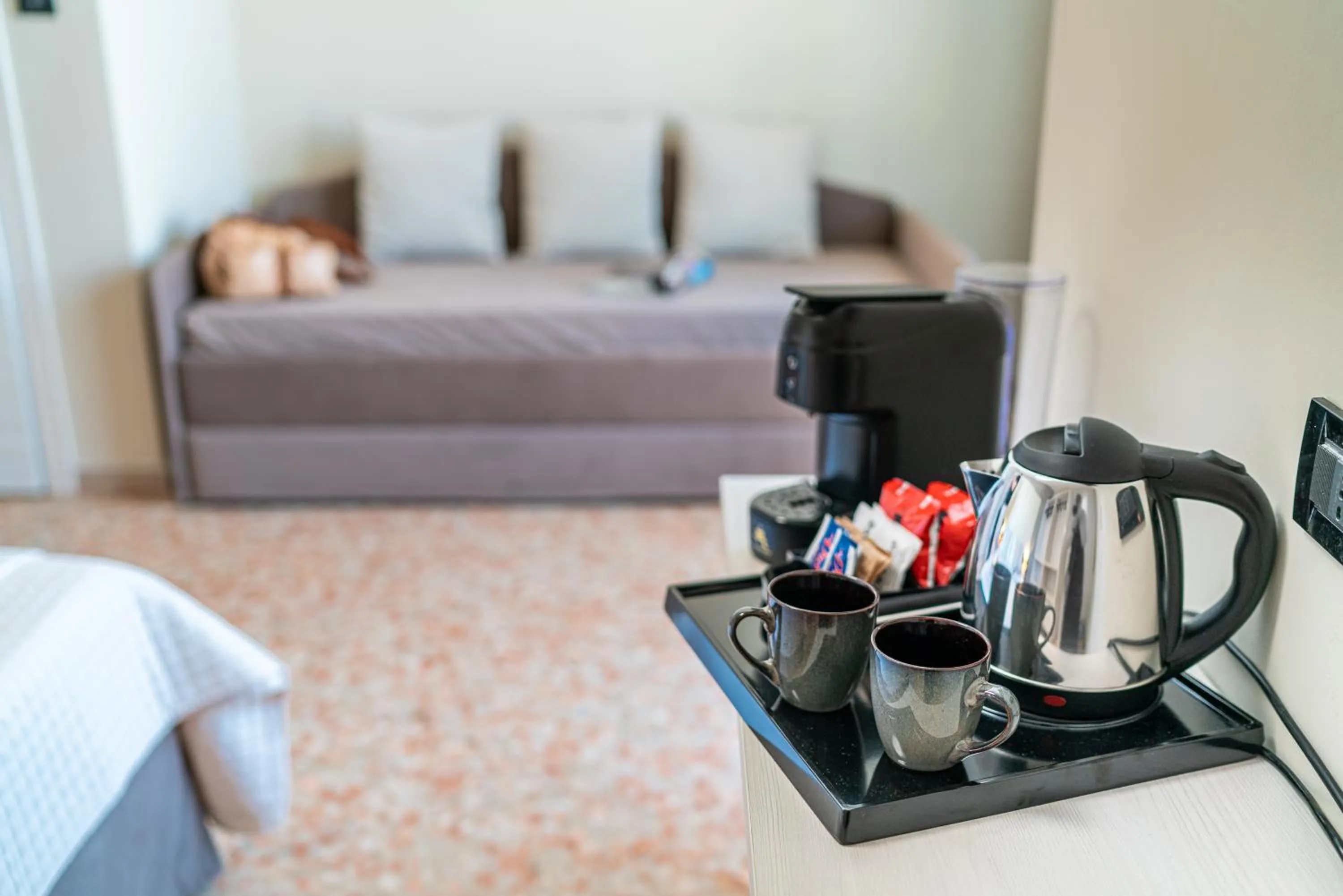 Coffee/tea facilities, Bed in Hotel Royal