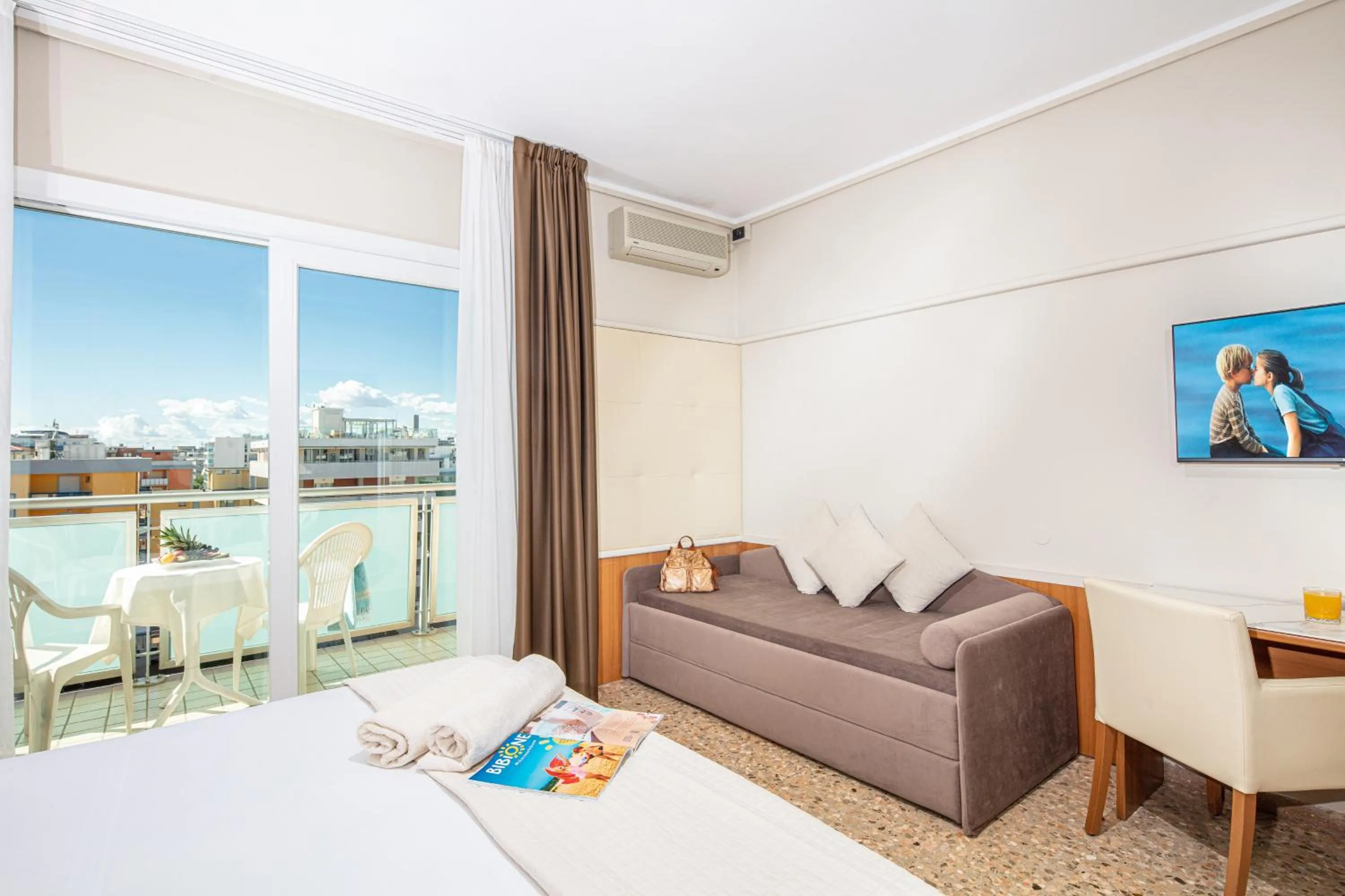 Restaurant/places to eat, Bed in Hotel Royal