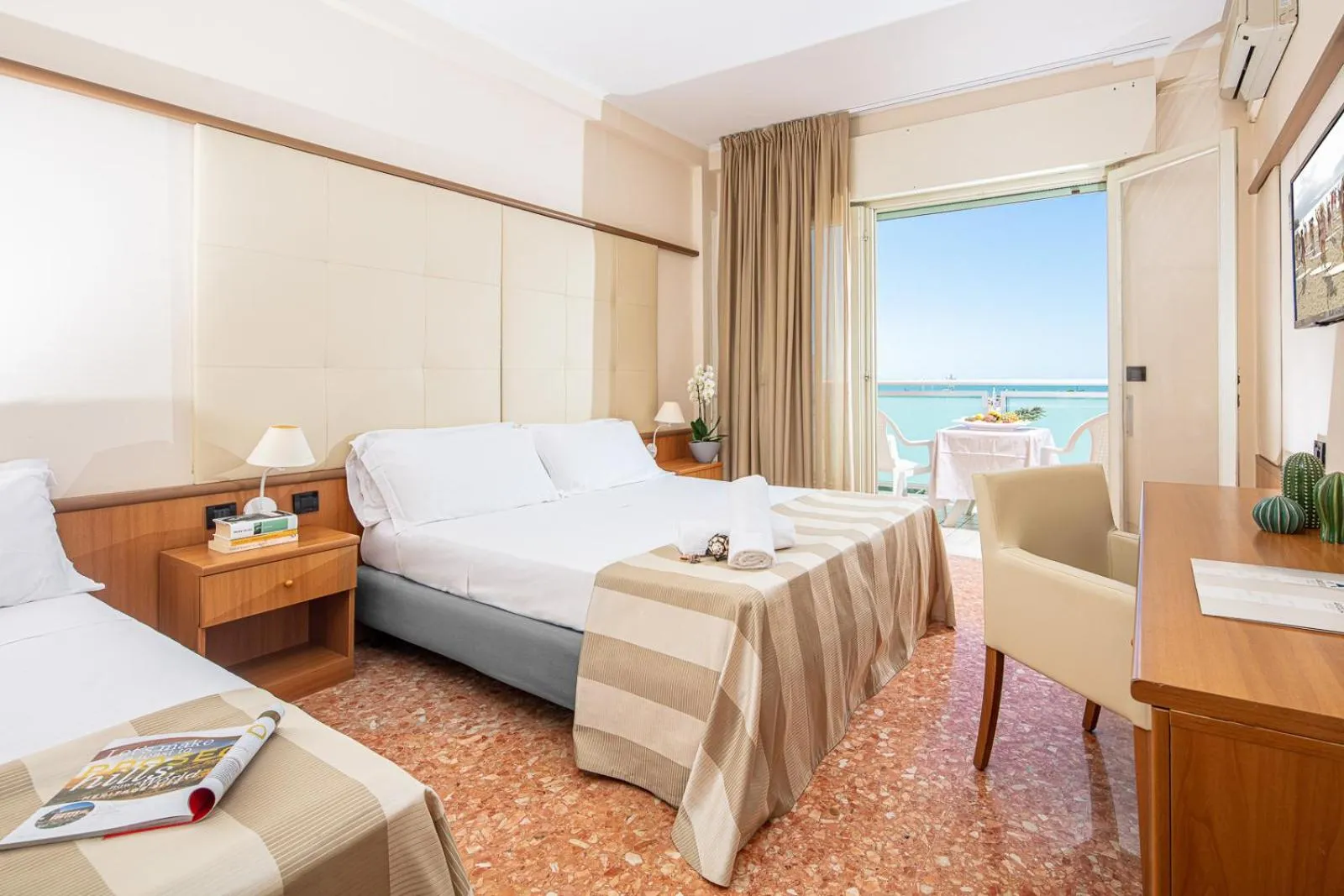 Photo of the whole room, Bed in Hotel Royal