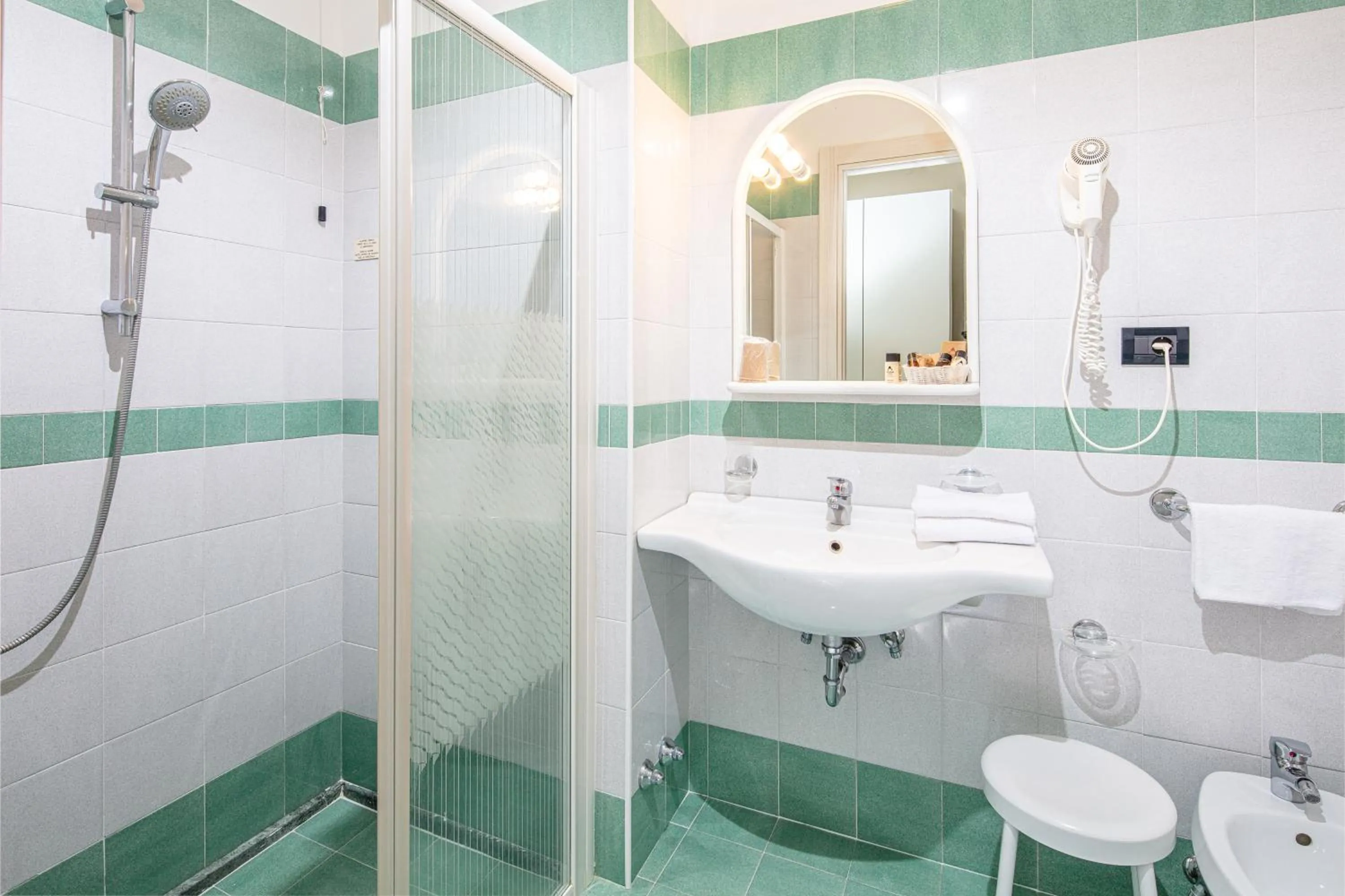 Restaurant/places to eat in Hotel Royal