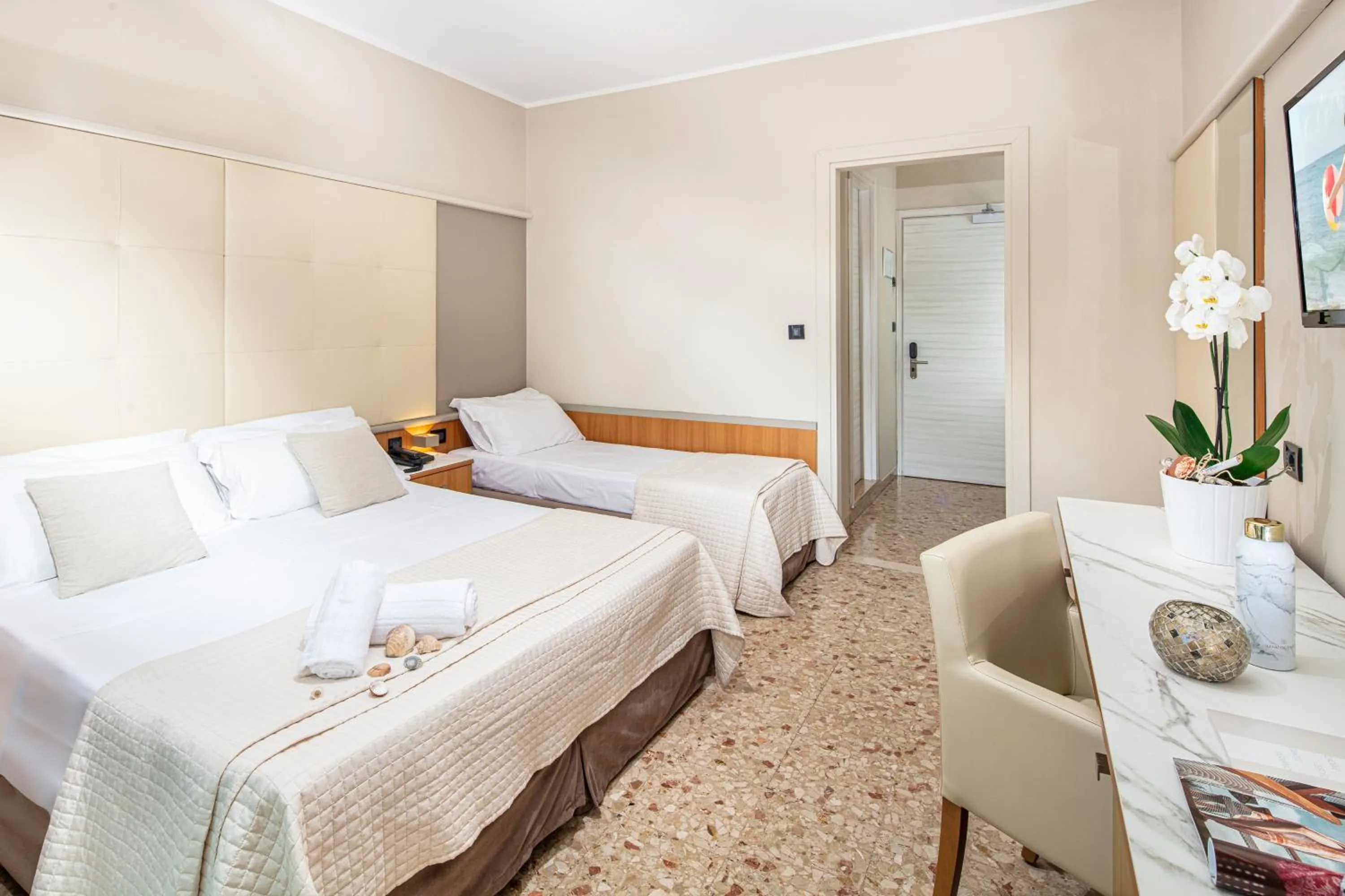 Property building, Bed in Hotel Royal