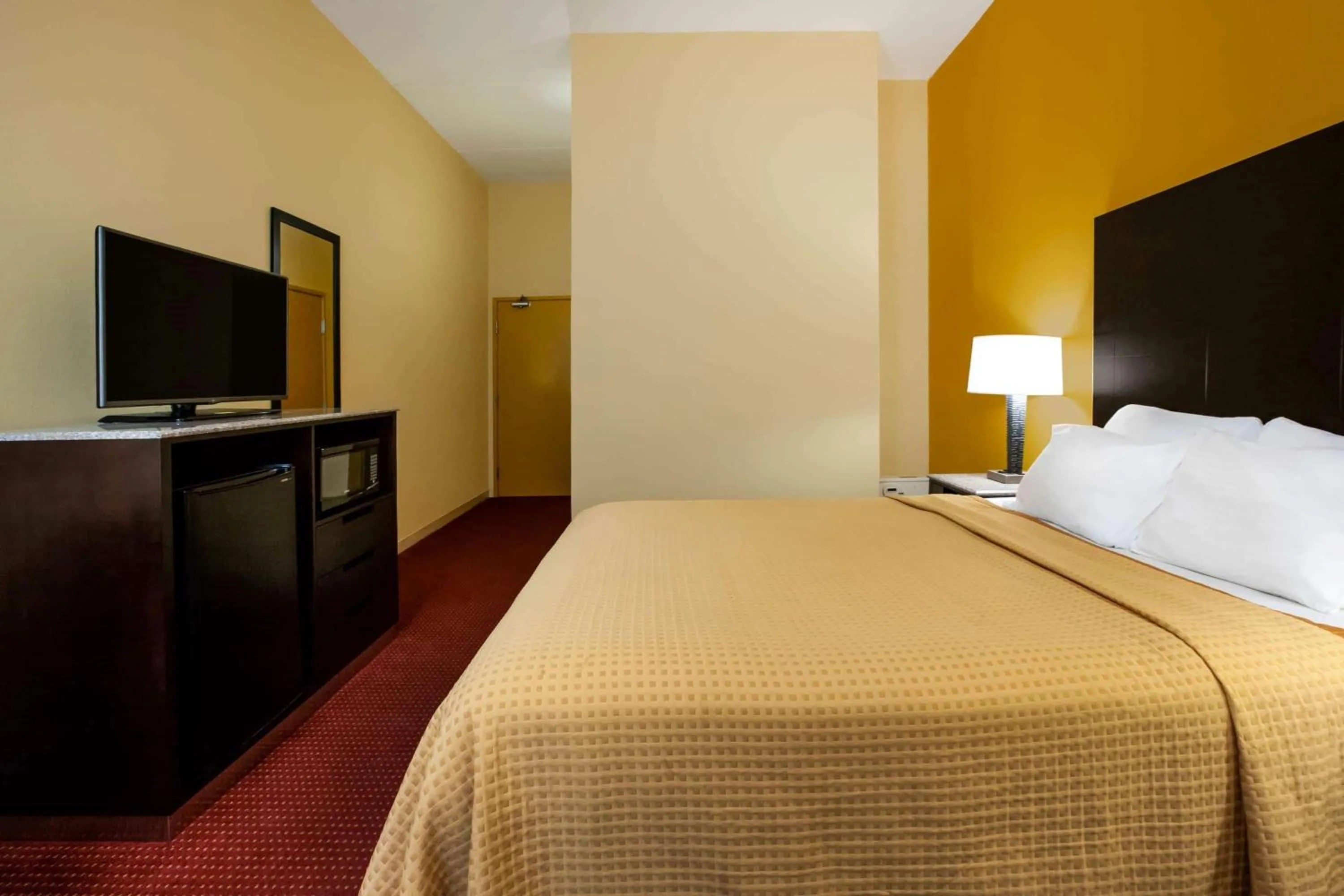 Photo of the whole room, Bed in Days Inn by Wyndham Donegal