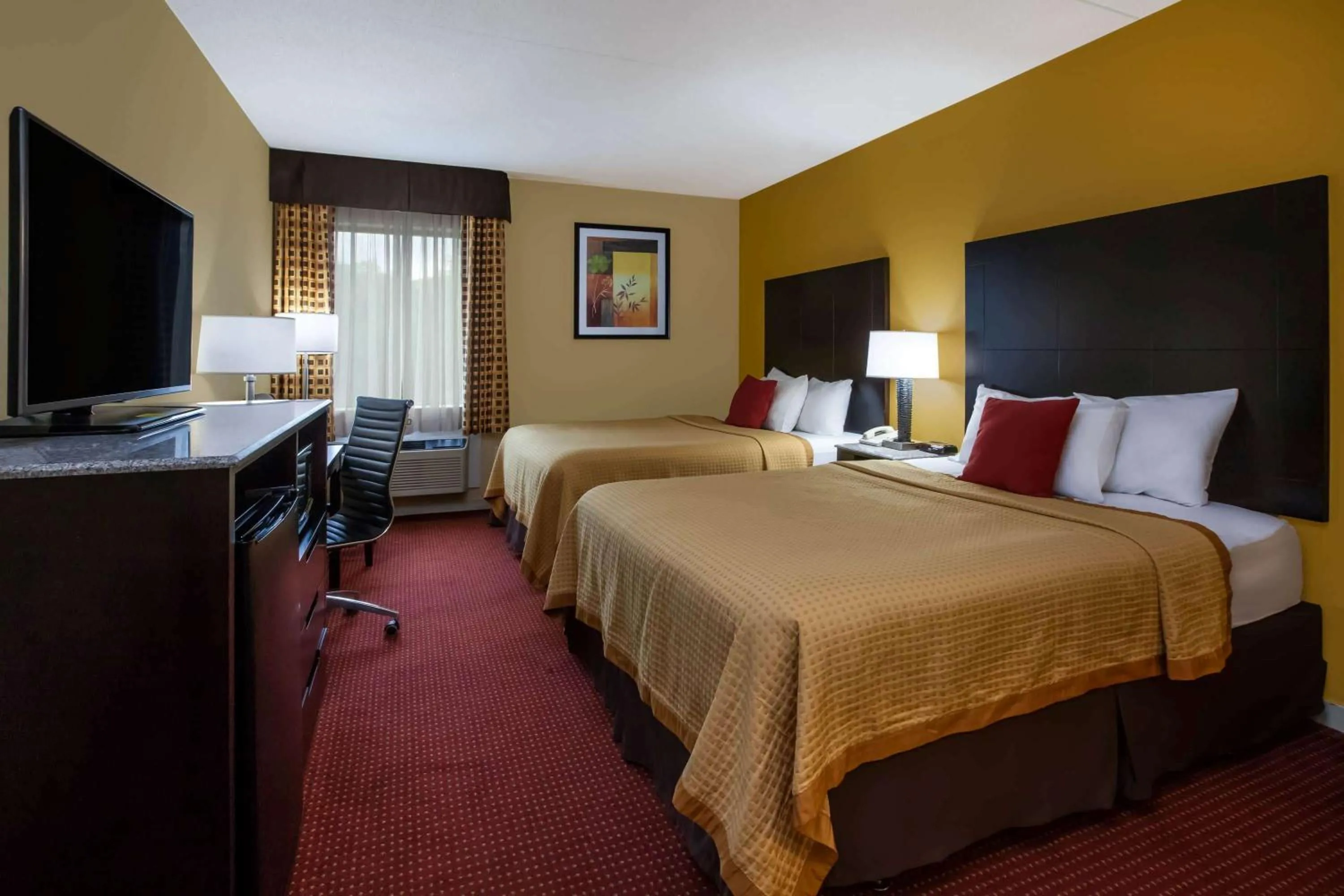 Photo of the whole room, Bed in Days Inn by Wyndham Donegal