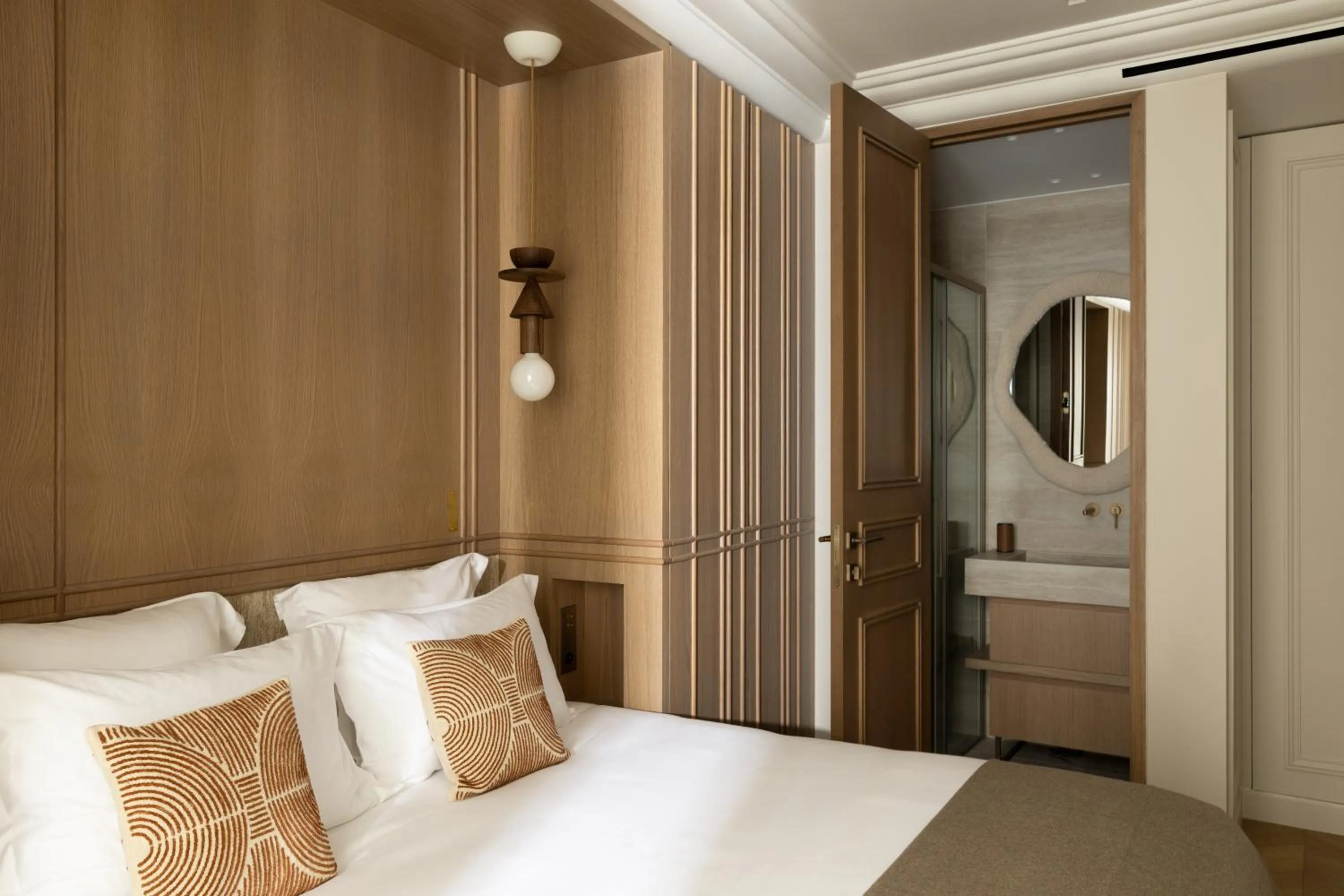 Bed in HIGHSTAY - Luxury Serviced Apartments - Bourse