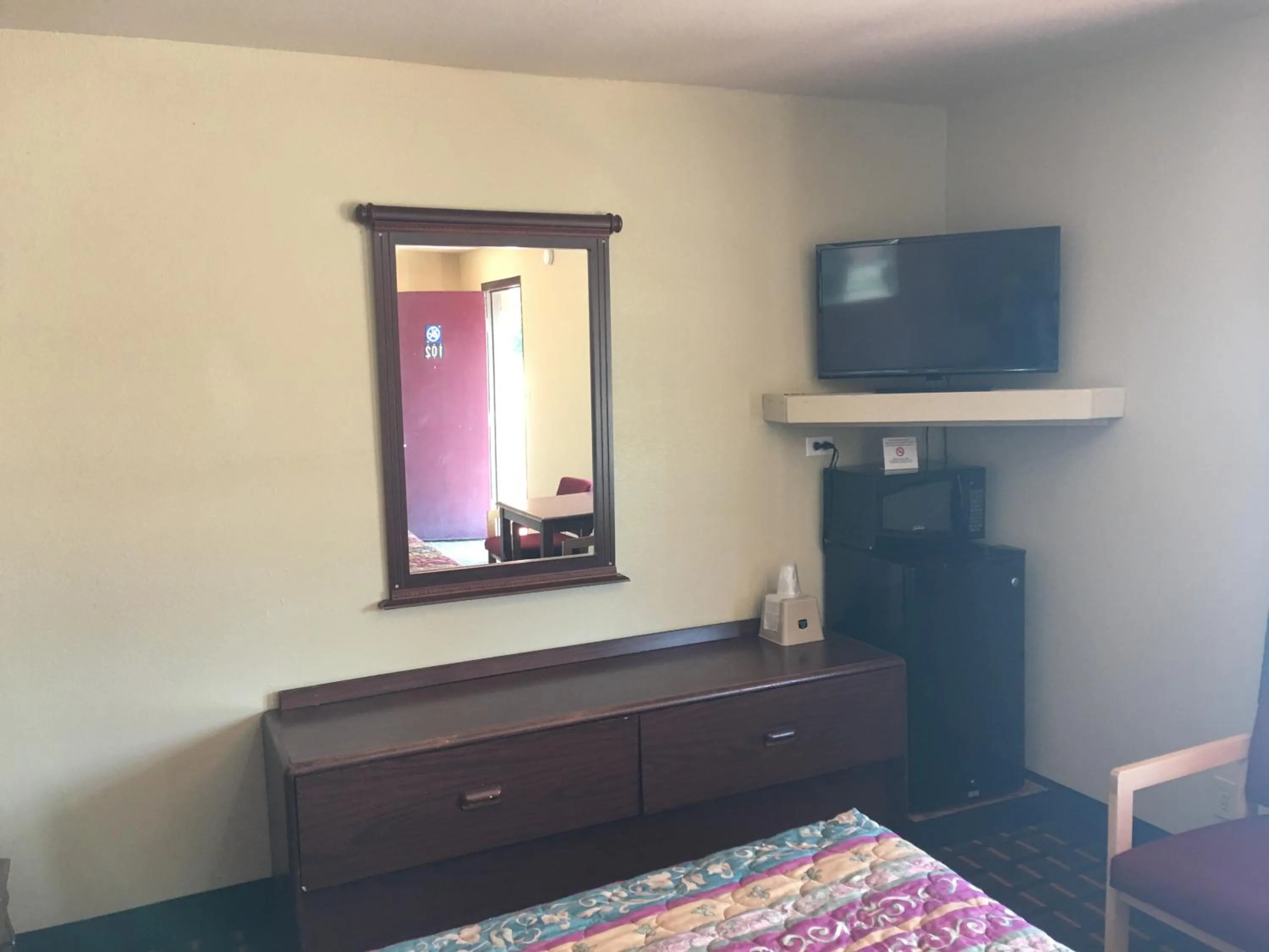 Photo of the whole room in Best Value Inn Motel Sandusky