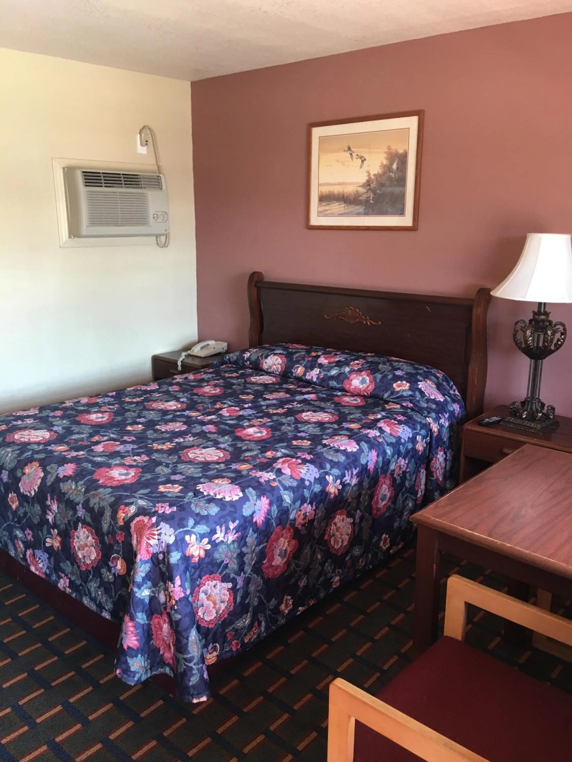 Bed in Best Value Inn Motel Sandusky