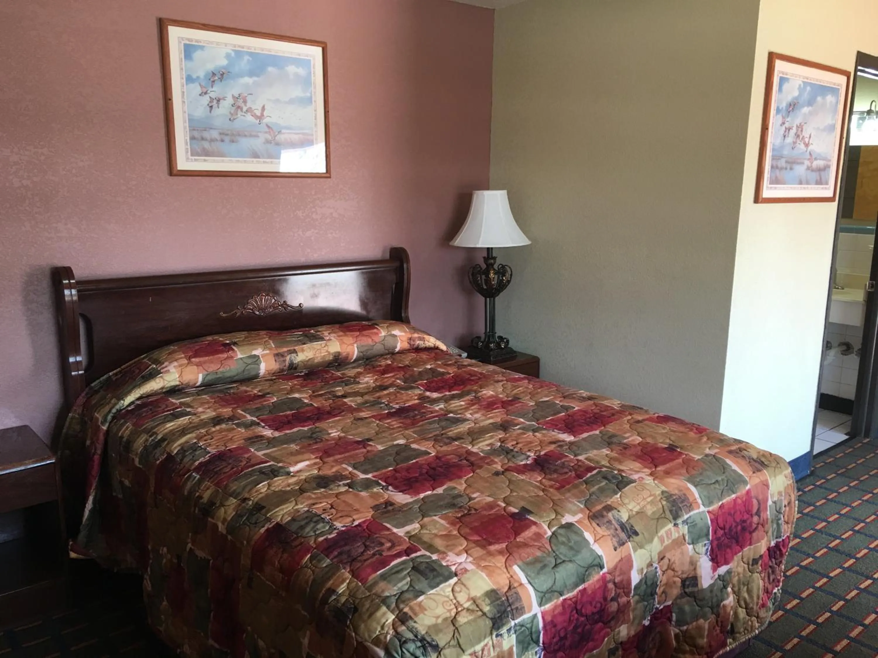 Bed in Best Value Inn Motel Sandusky