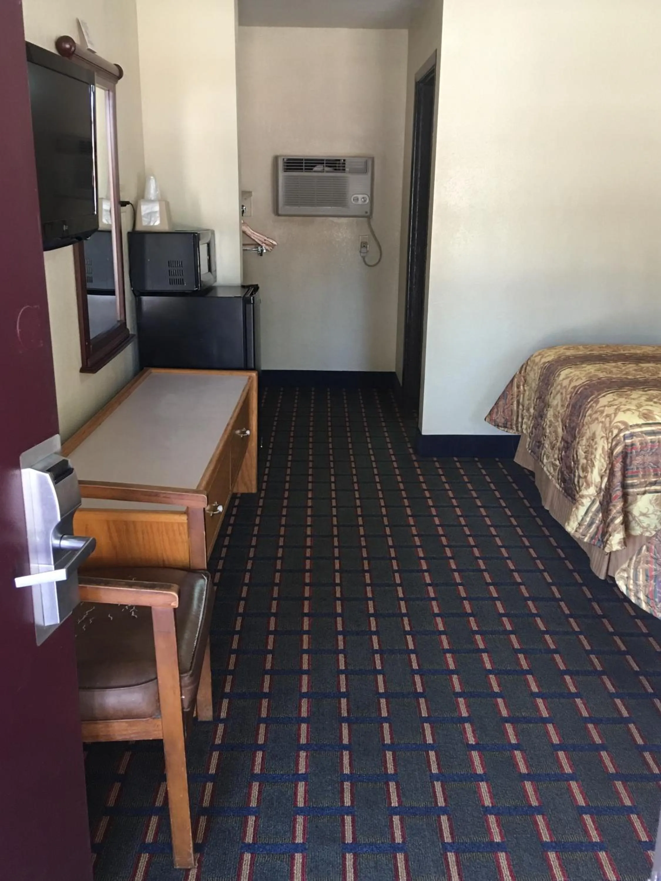 Photo of the whole room, Bed in Best Value Inn Motel Sandusky
