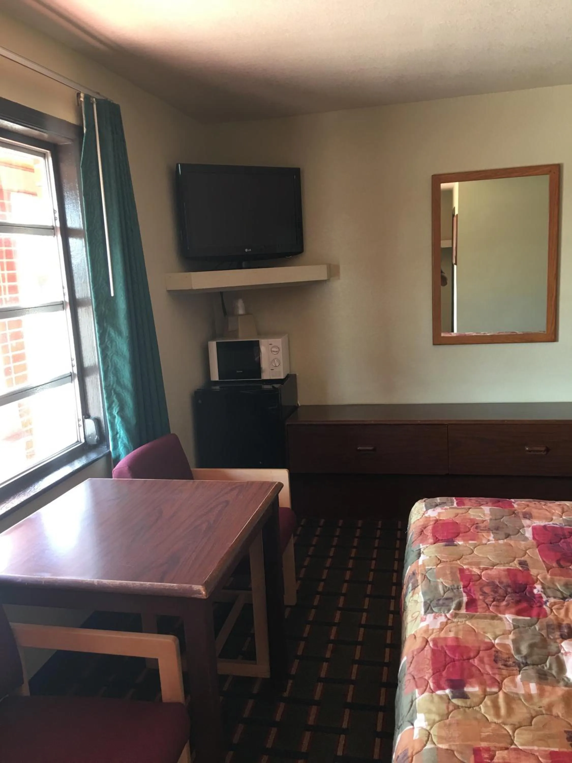 Living room, Bed in Best Value Inn Motel Sandusky