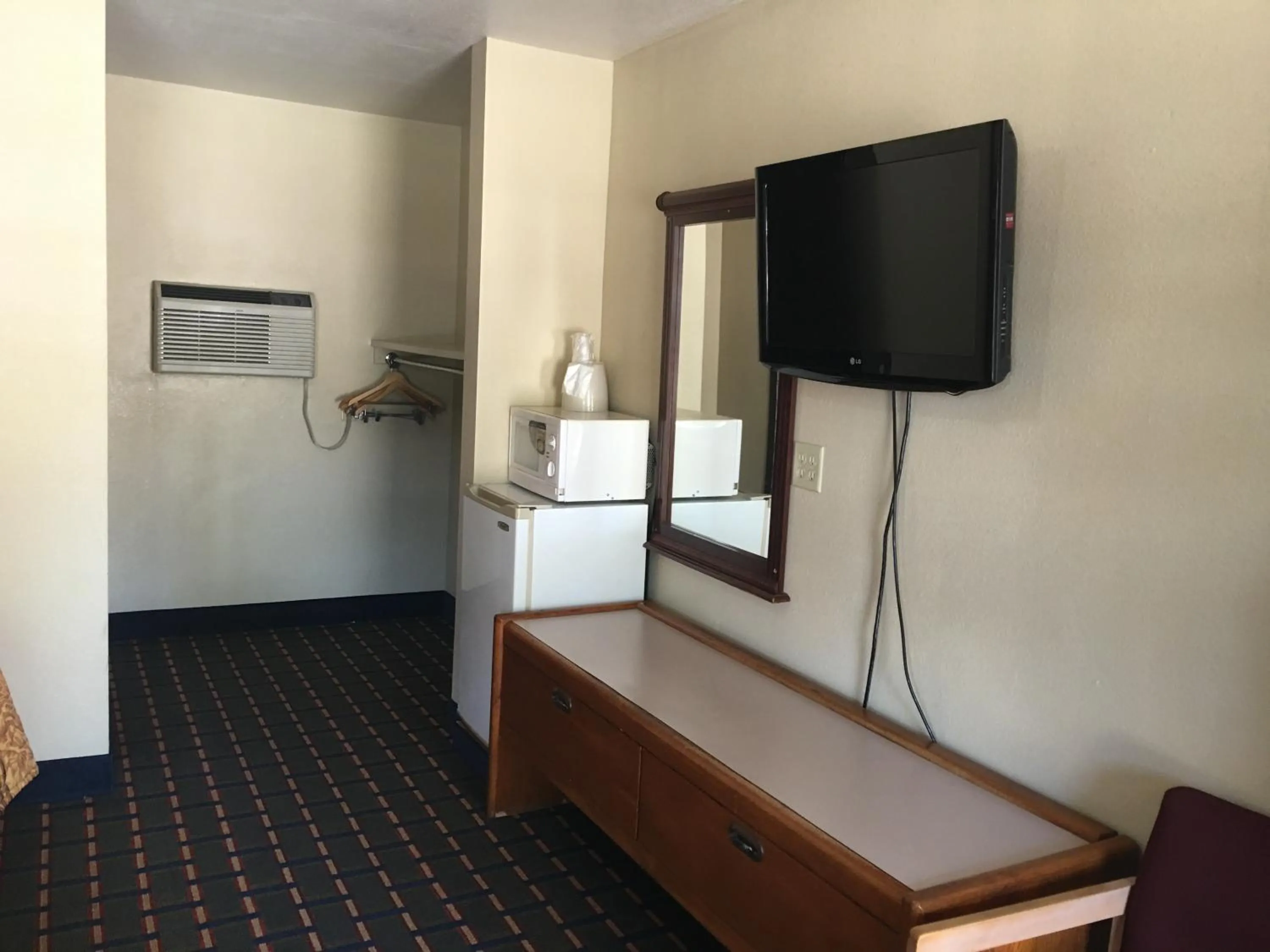TV and multimedia in Best Value Inn Motel Sandusky