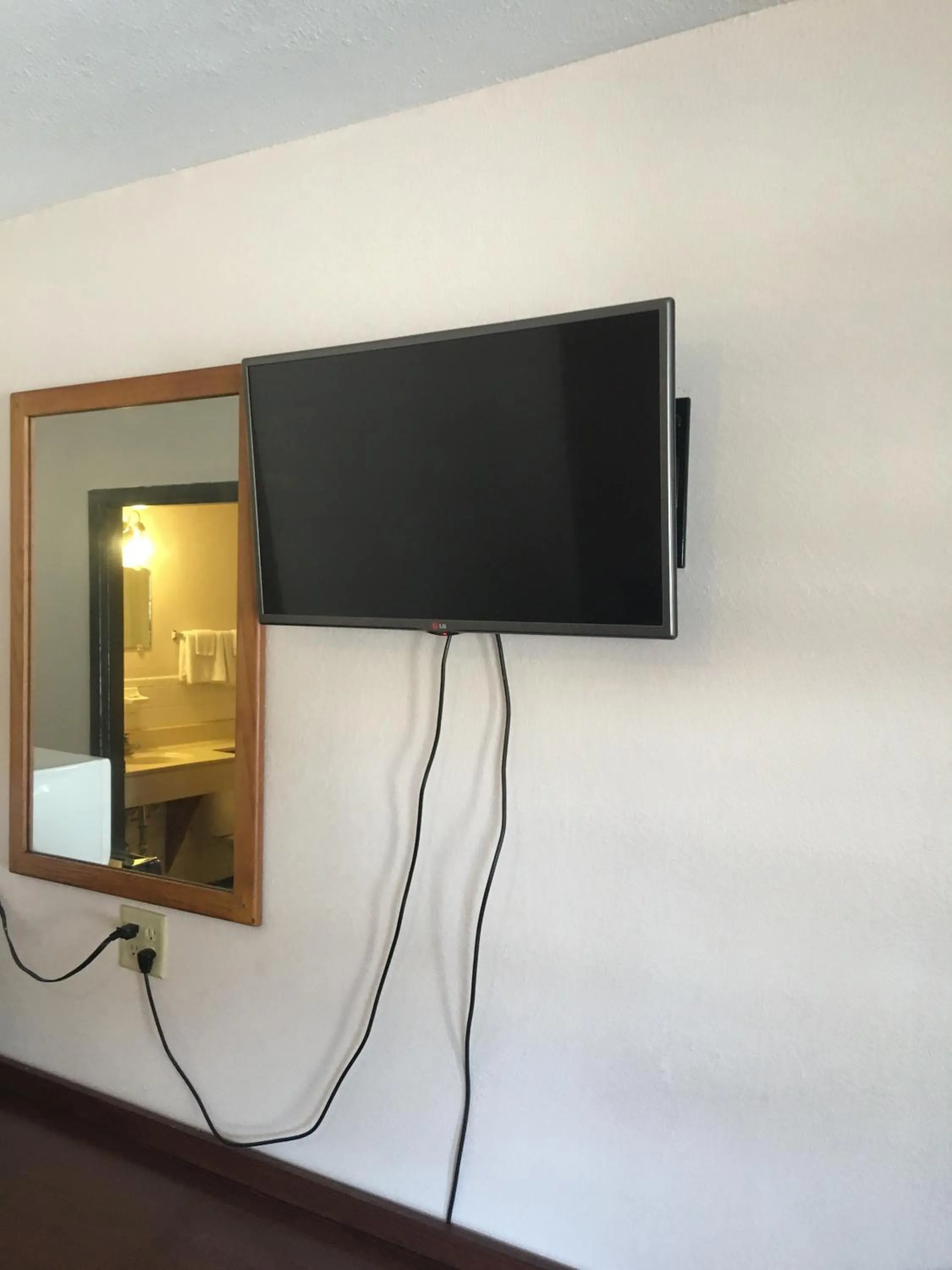 TV and multimedia in Best Value Inn Motel Sandusky