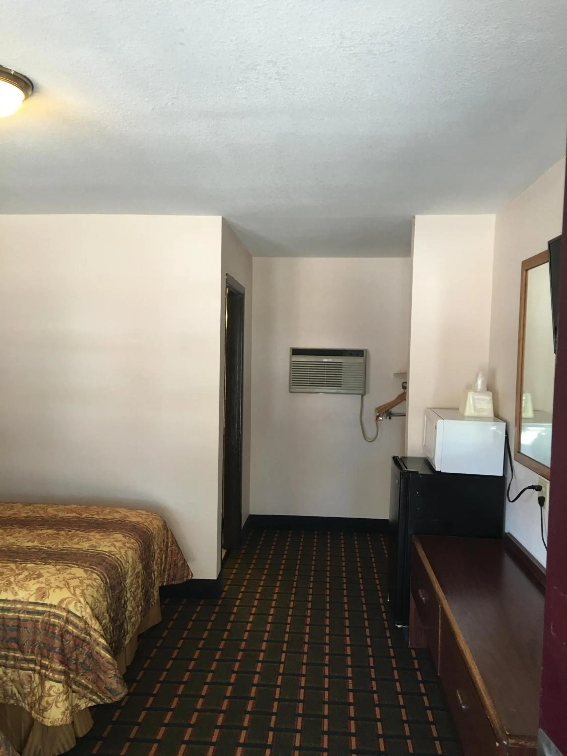 Photo of the whole room, Bed in Best Value Inn Motel Sandusky