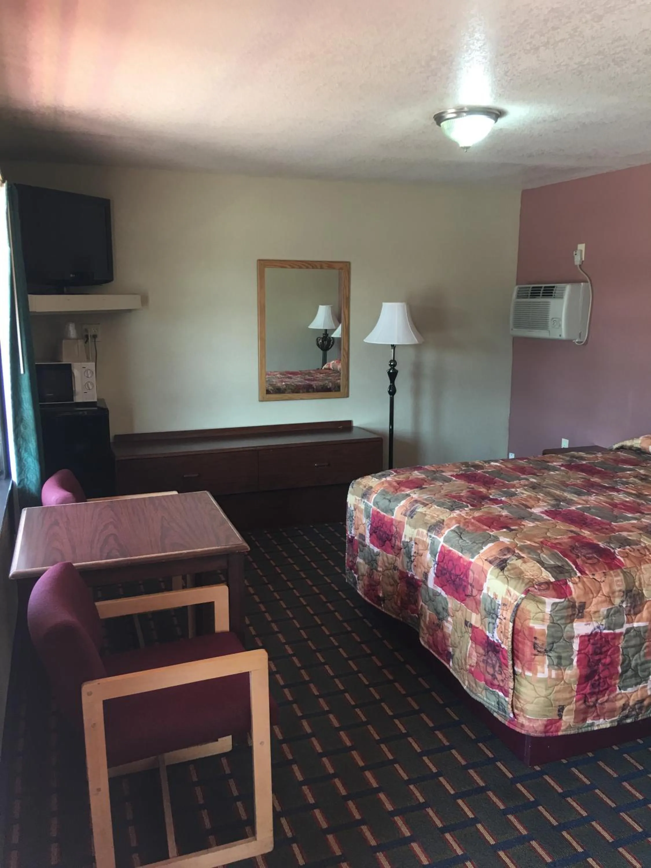 Photo of the whole room, Bed in Best Value Inn Motel Sandusky