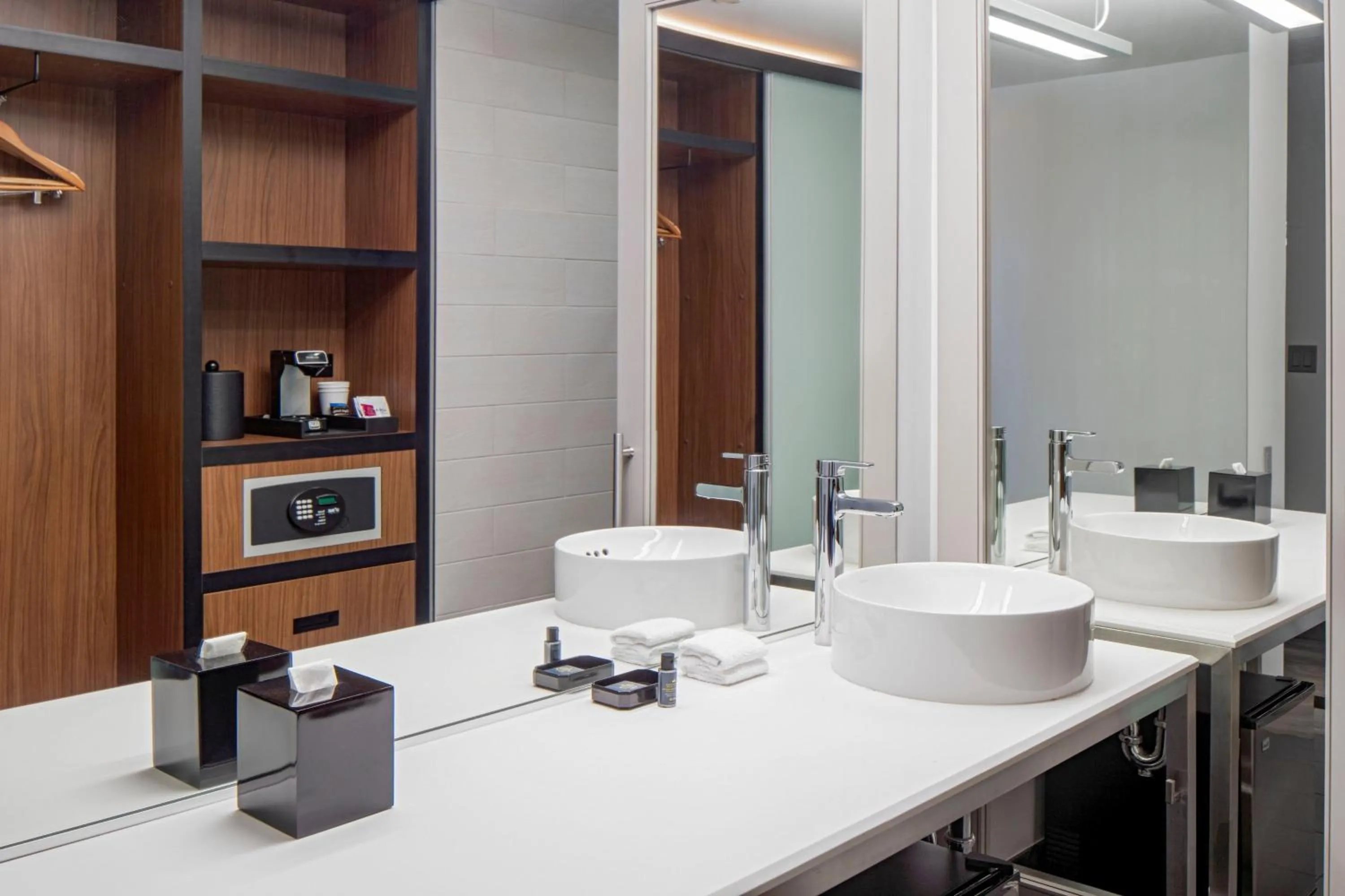 Photo of the whole room in Aloft New Orleans Downtown