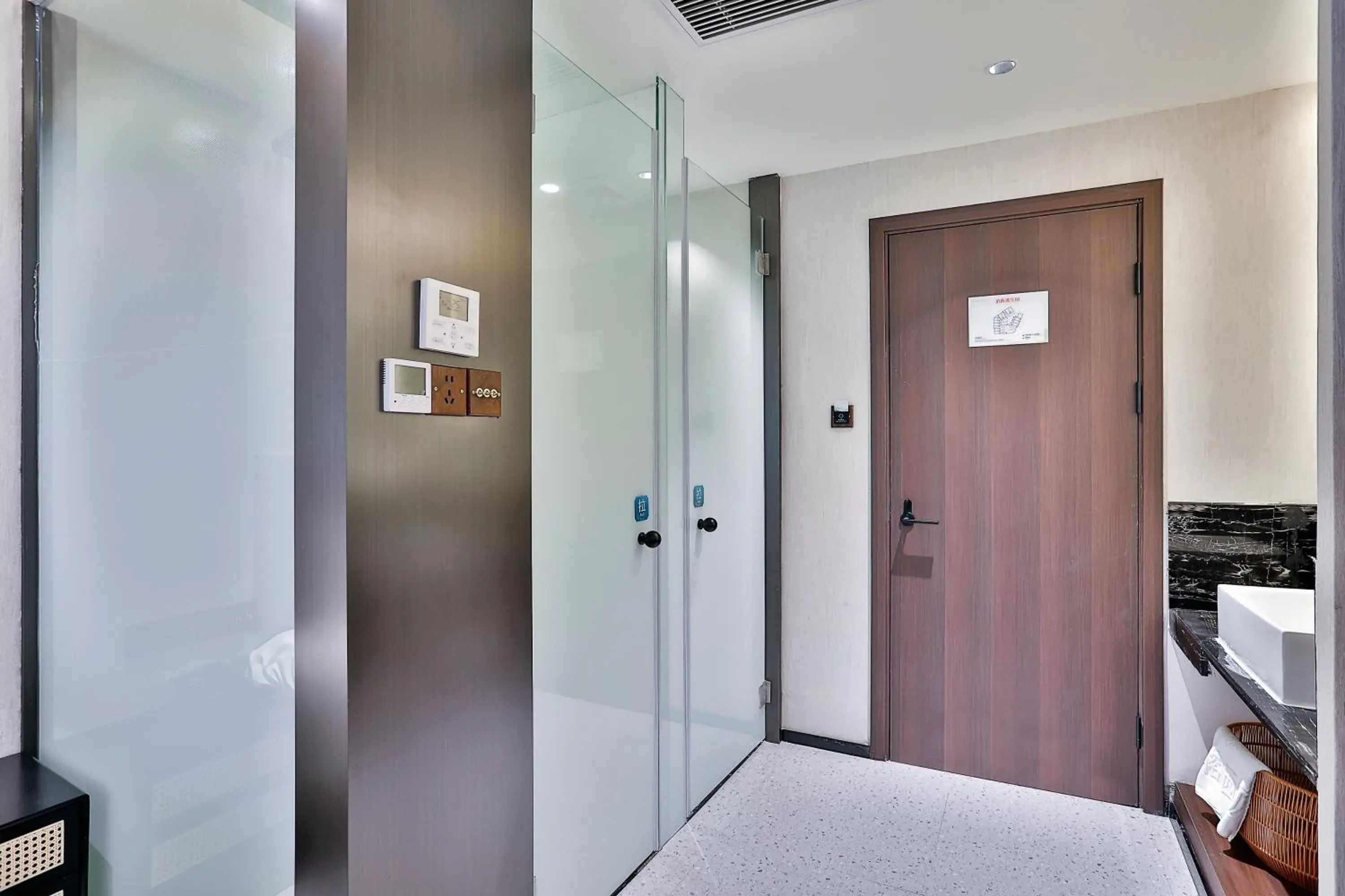 Exquisite Twin Room in Yurong West Lake Cottage Resort Hotel Hangzhou Exquisite Twin Room in Yurong West Lake Cottage Resort Hotel Hangzhou