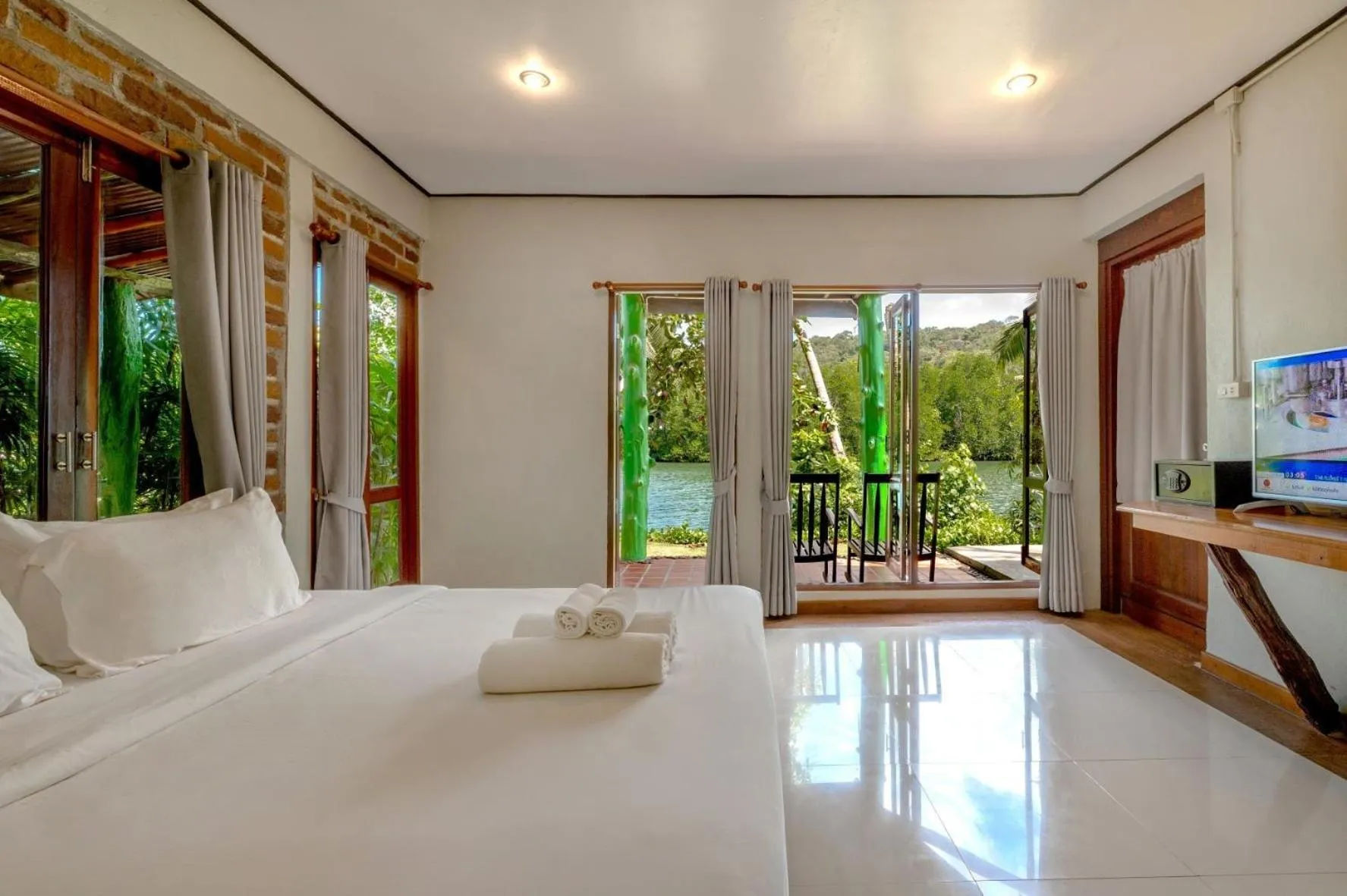 Bed in Peter Pan Resort @ Koh Kood