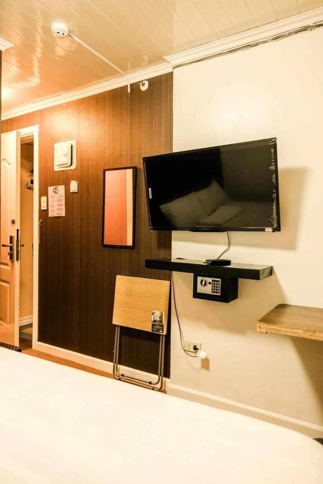 TV and multimedia in RedDoorz at Emperor Manila Boutique Hotel