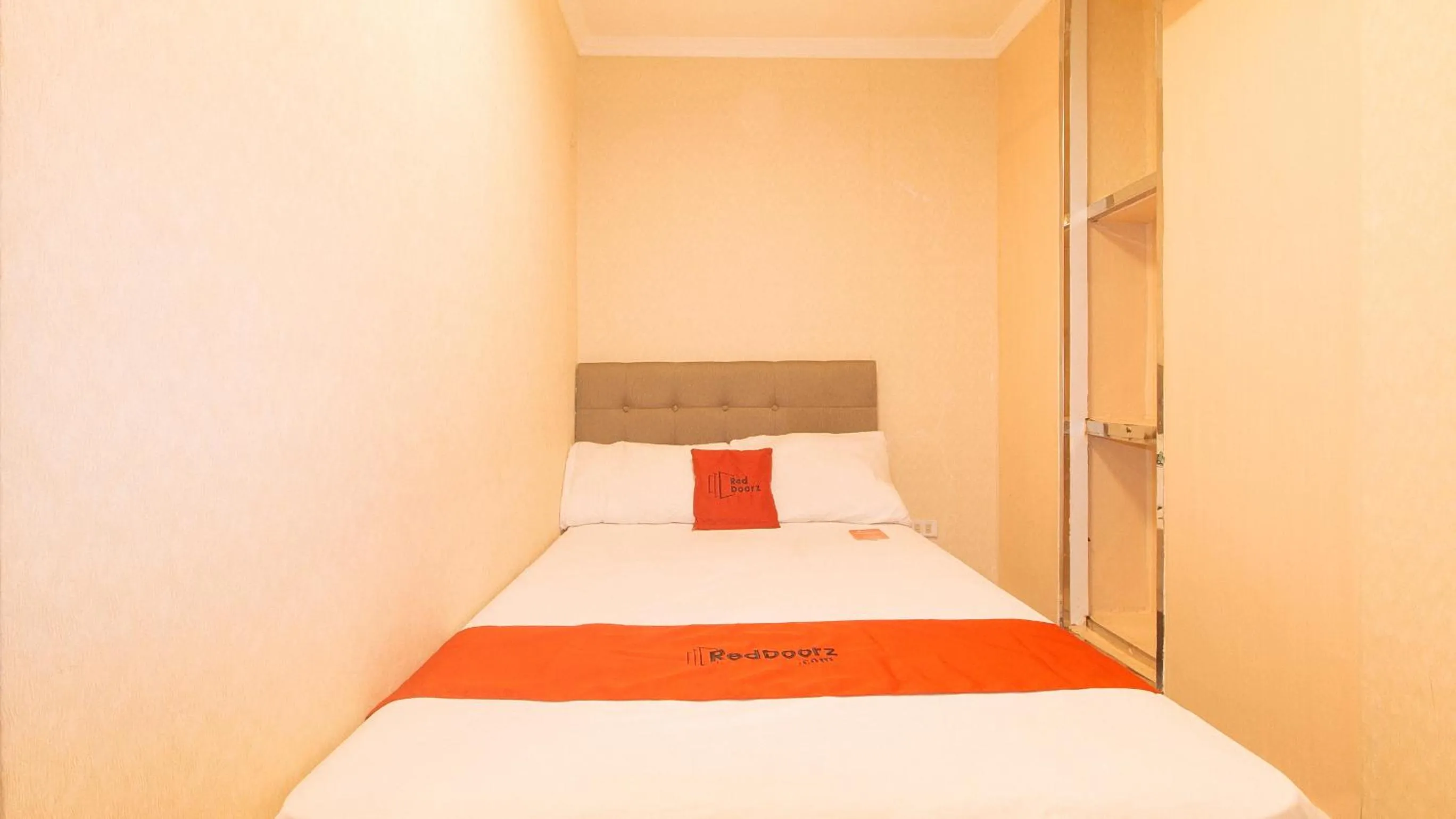 Photo of the whole room, Bed in RedDoorz at Emperor Manila Boutique Hotel