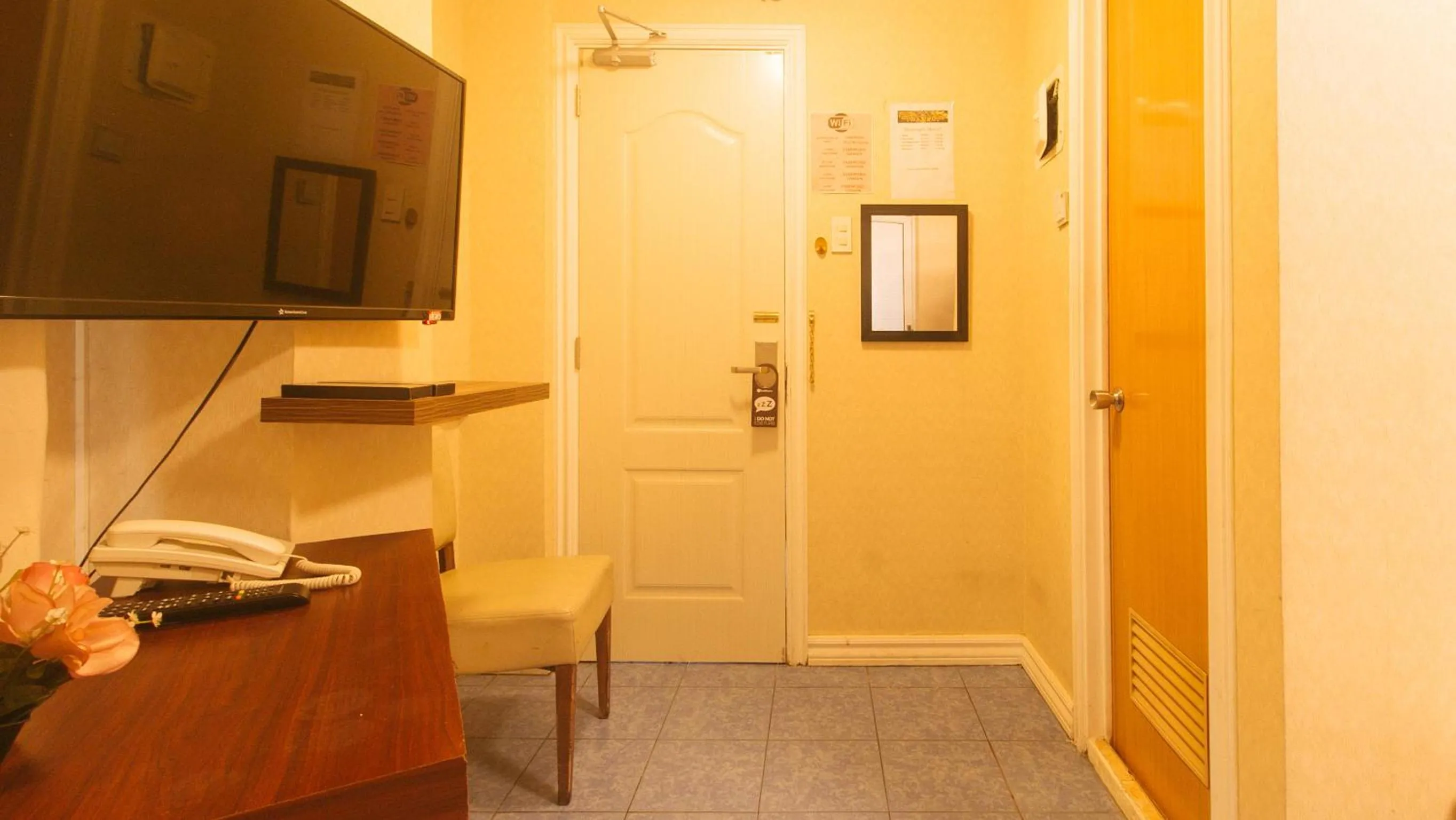 TV and multimedia in RedDoorz at Emperor Manila Boutique Hotel