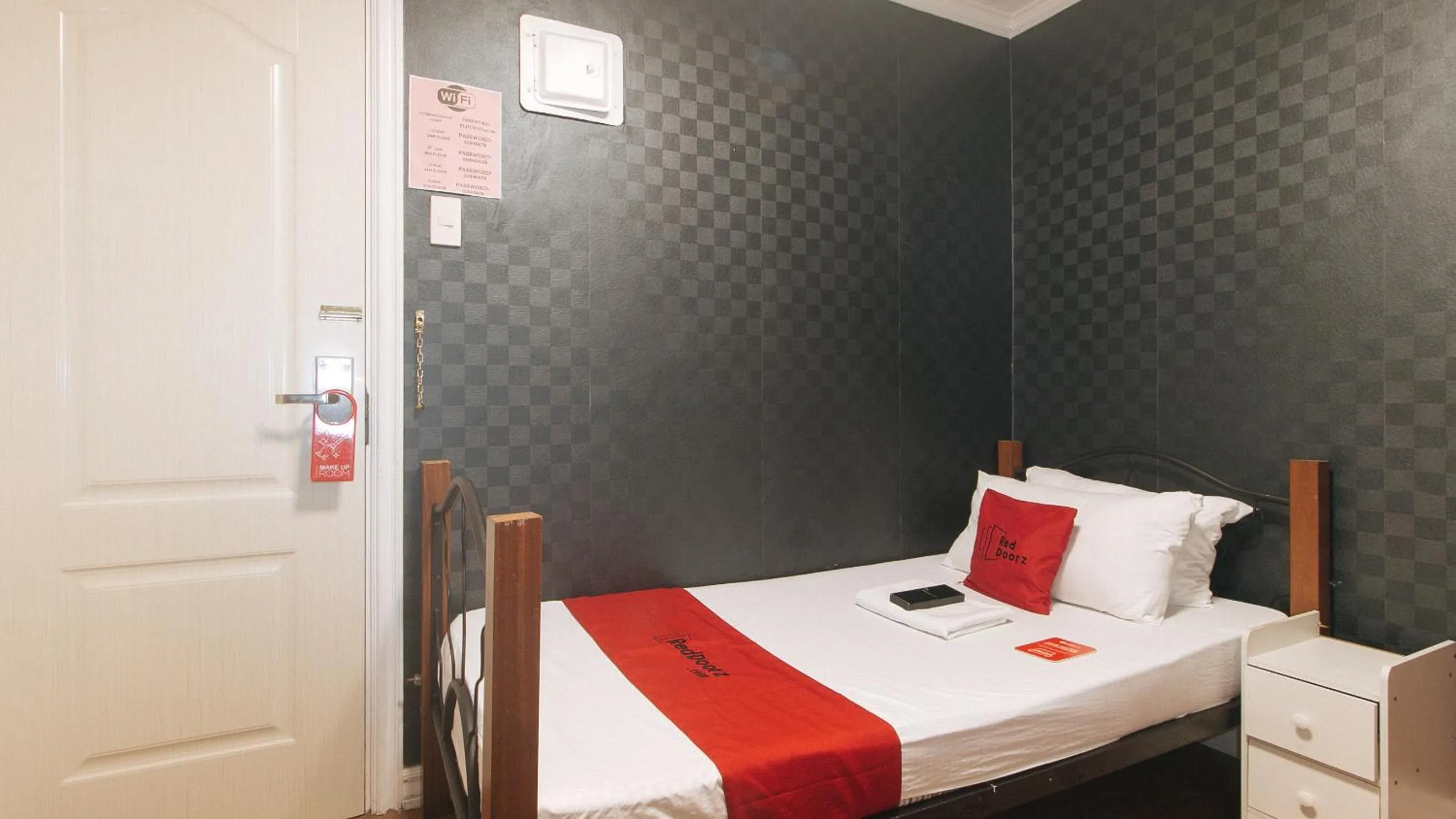 Bed in RedDoorz at Emperor Manila Boutique Hotel
