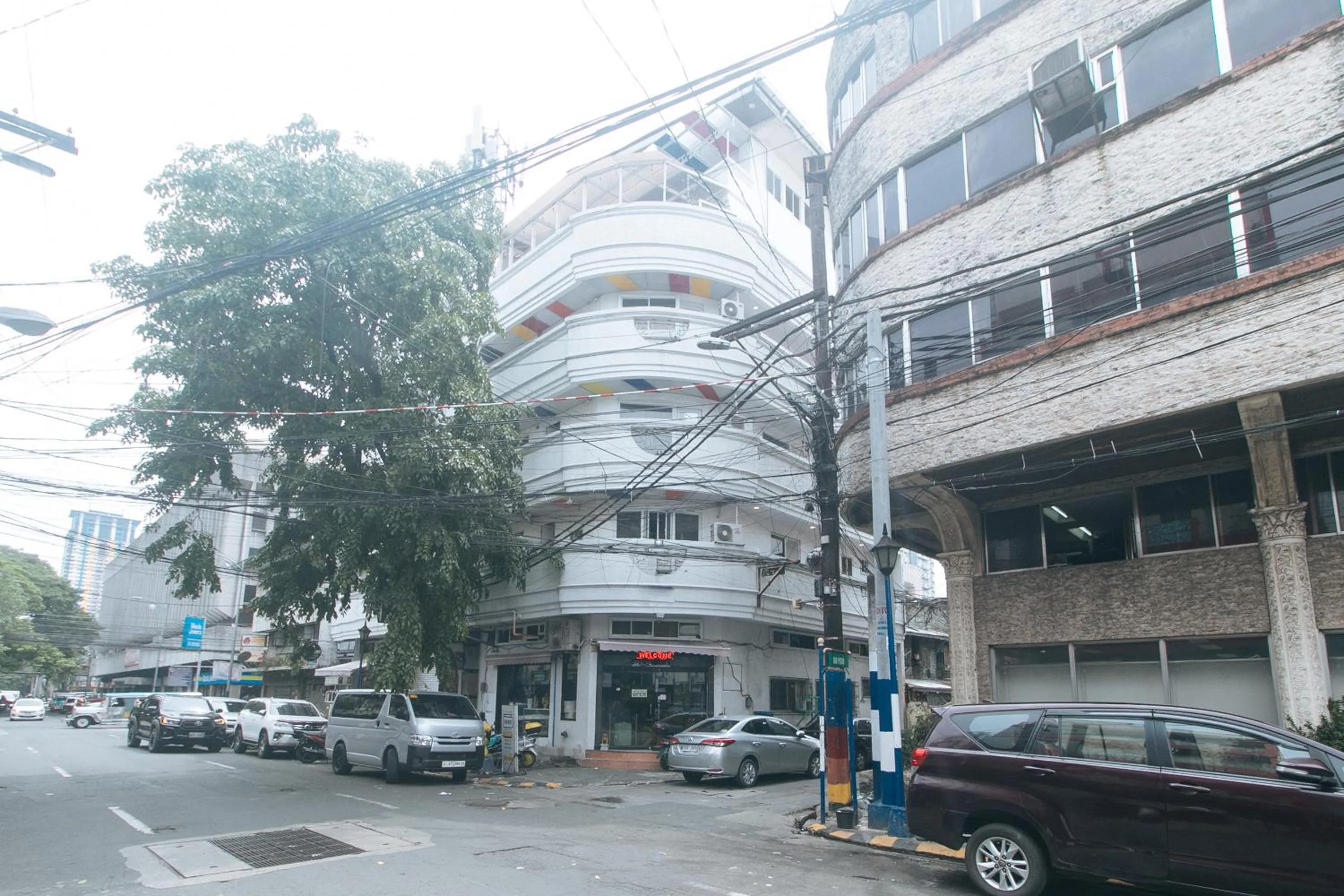 Property building in RedDoorz at Emperor Manila Boutique Hotel