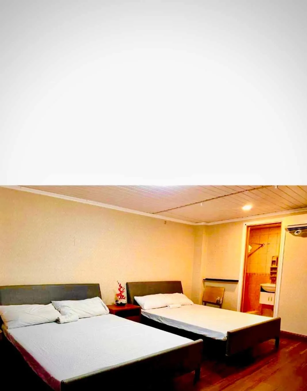 Bed in RedDoorz at Emperor Manila Boutique Hotel