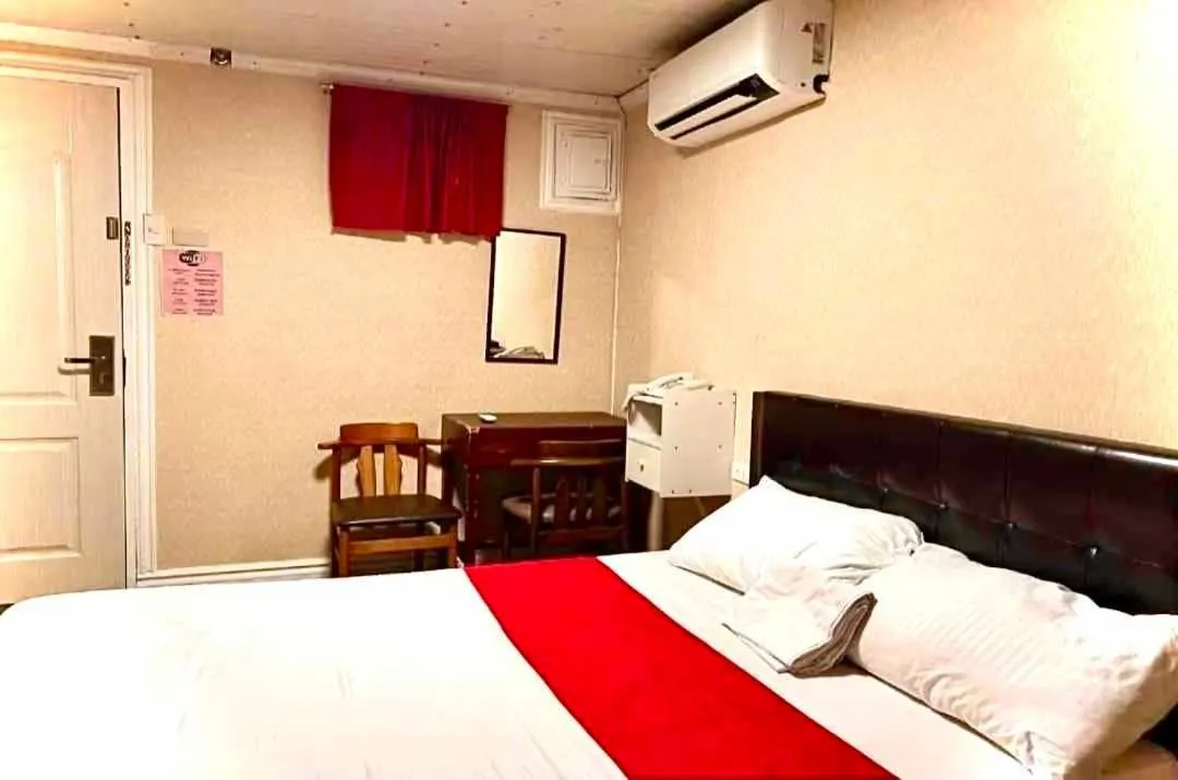 Bed in RedDoorz at Emperor Manila Boutique Hotel