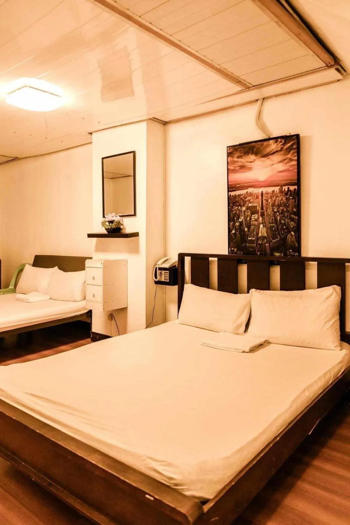 Bed in RedDoorz at Emperor Manila Boutique Hotel