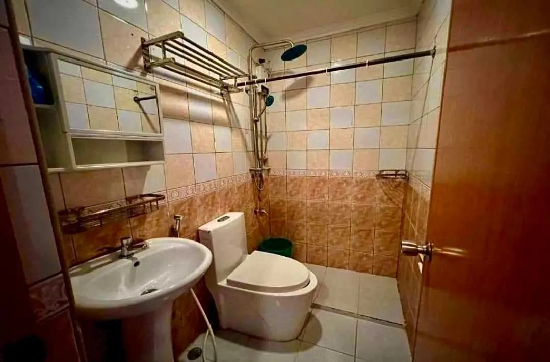 Bathroom in RedDoorz at Emperor Manila Boutique Hotel