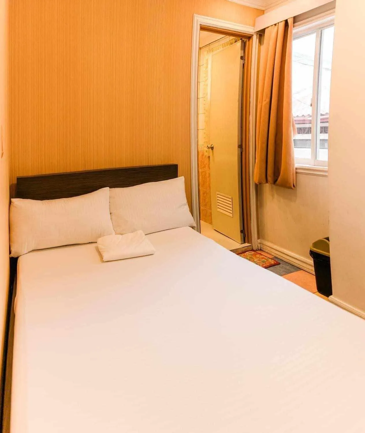 Bed in RedDoorz at Emperor Manila Boutique Hotel