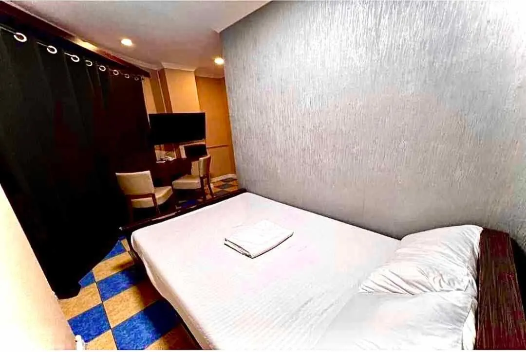 Bed in RedDoorz at Emperor Manila Boutique Hotel