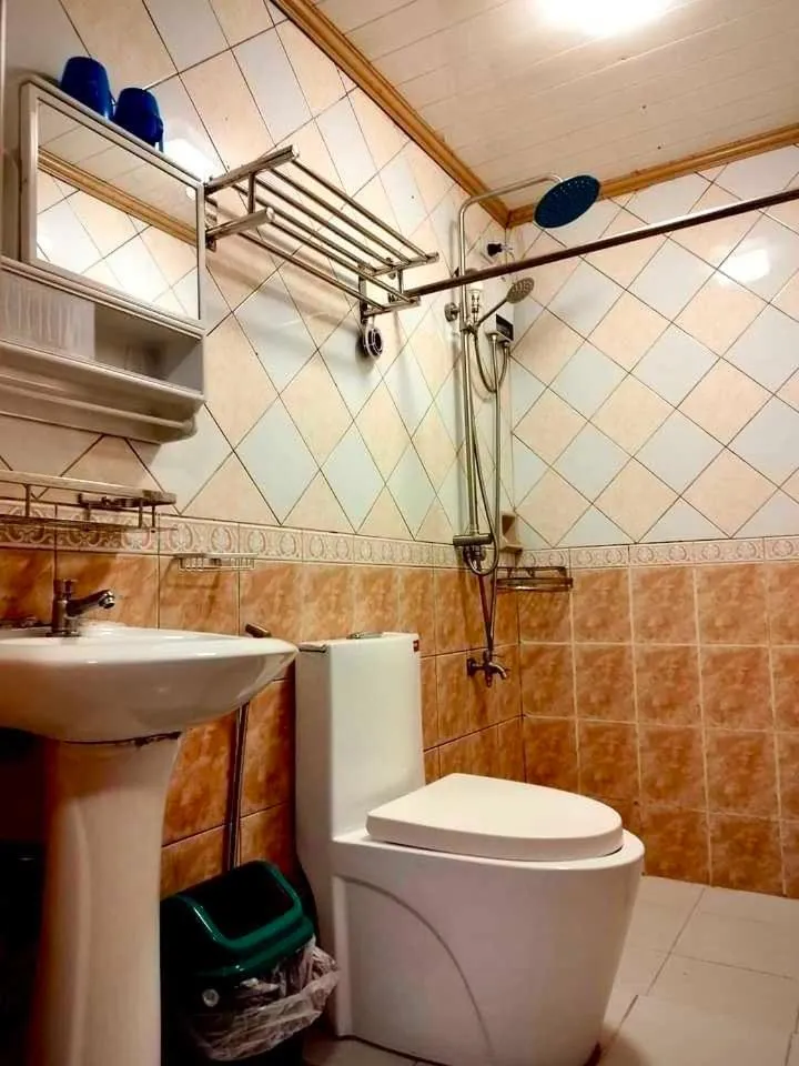 Bathroom in RedDoorz at Emperor Manila Boutique Hotel