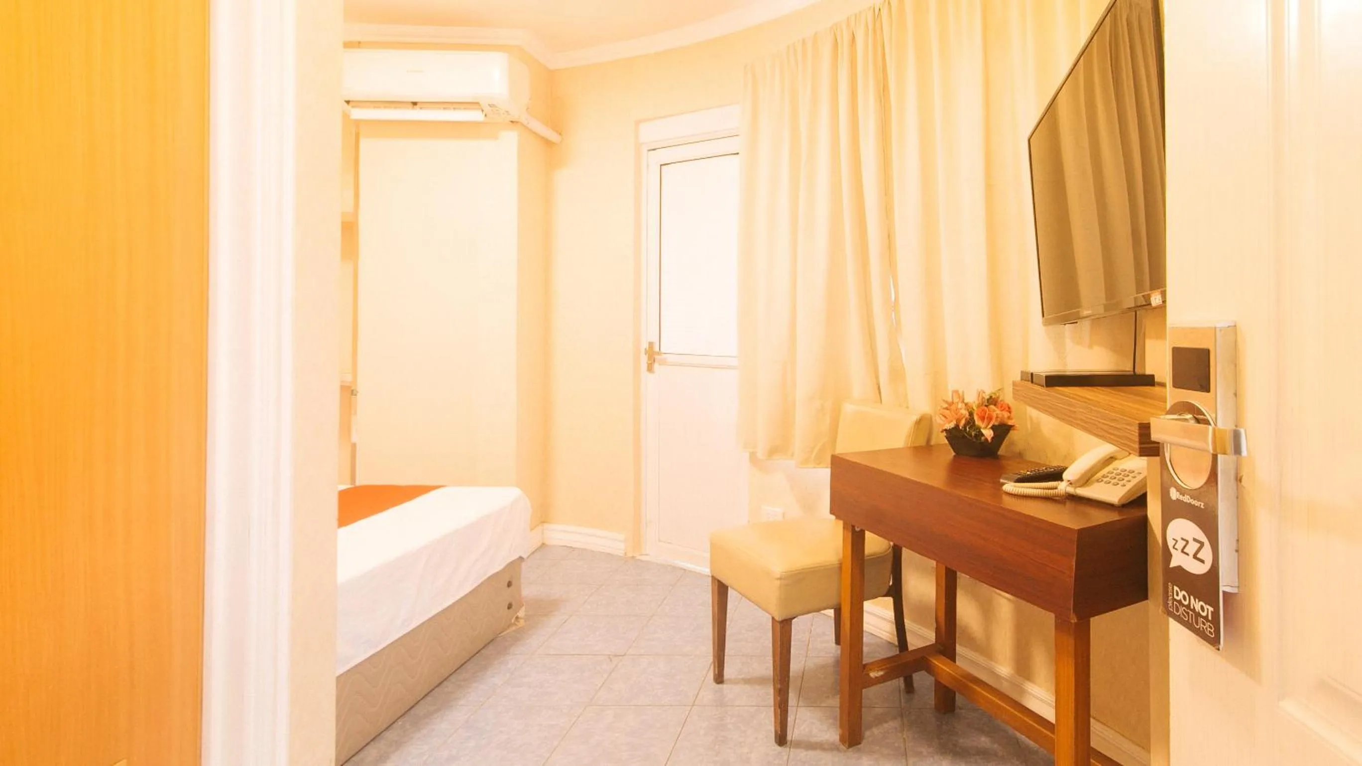 Photo of the whole room, Bed in RedDoorz at Emperor Manila Boutique Hotel