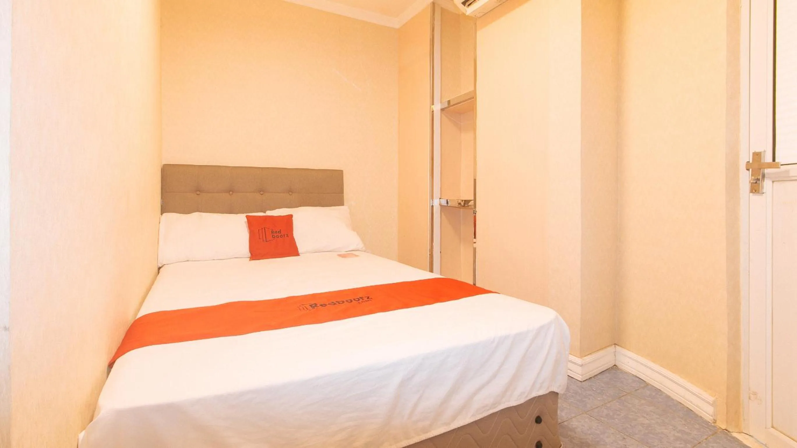 Bedroom, Bed in RedDoorz at Emperor Manila Boutique Hotel