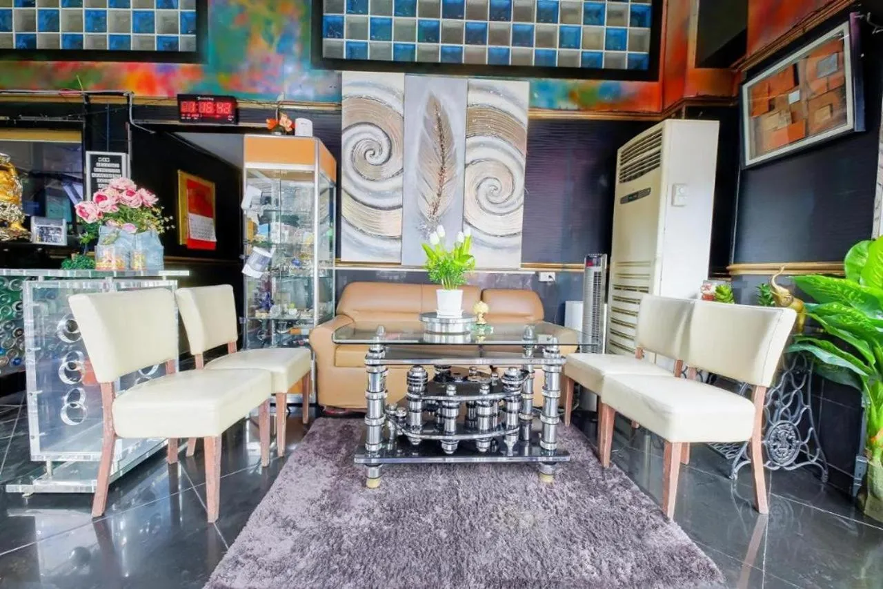 Lobby or reception in RedDoorz at Emperor Manila Boutique Hotel