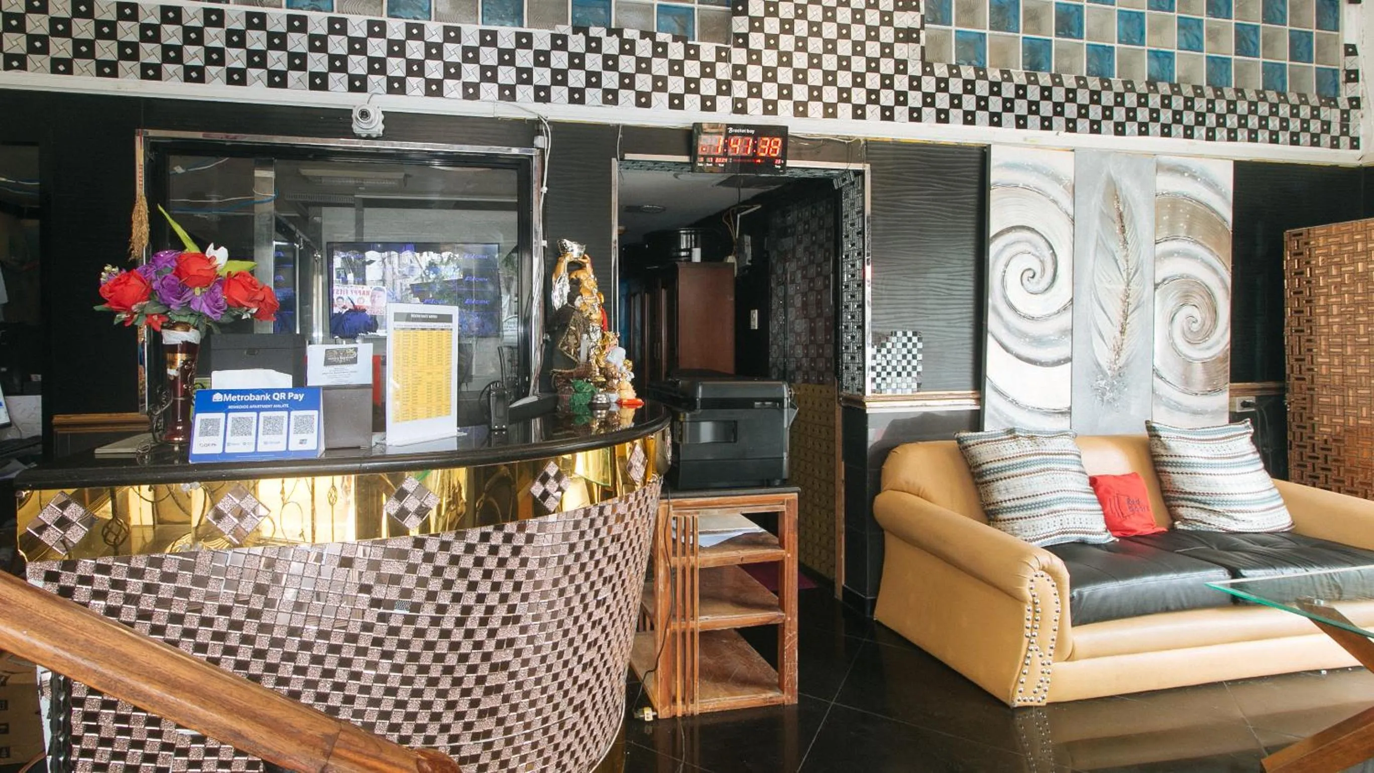 Seating area in RedDoorz at Emperor Manila Boutique Hotel