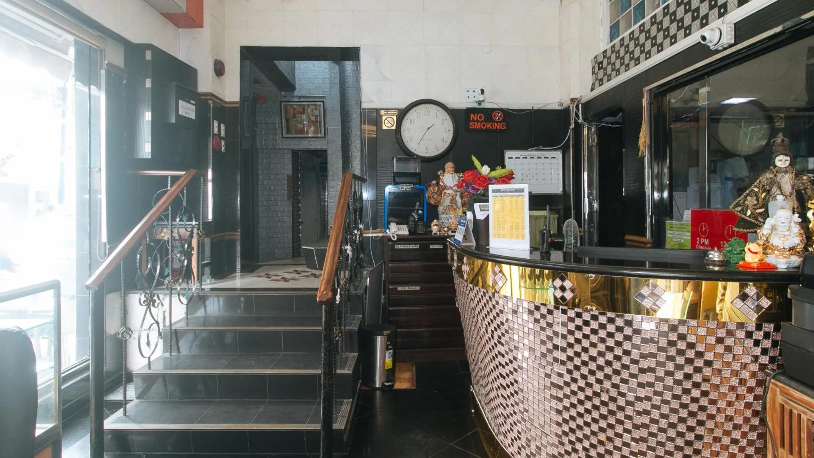 Lobby or reception in RedDoorz at Emperor Manila Boutique Hotel