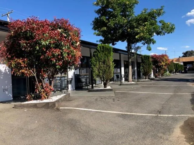 Parking in Jackie Howe Motel