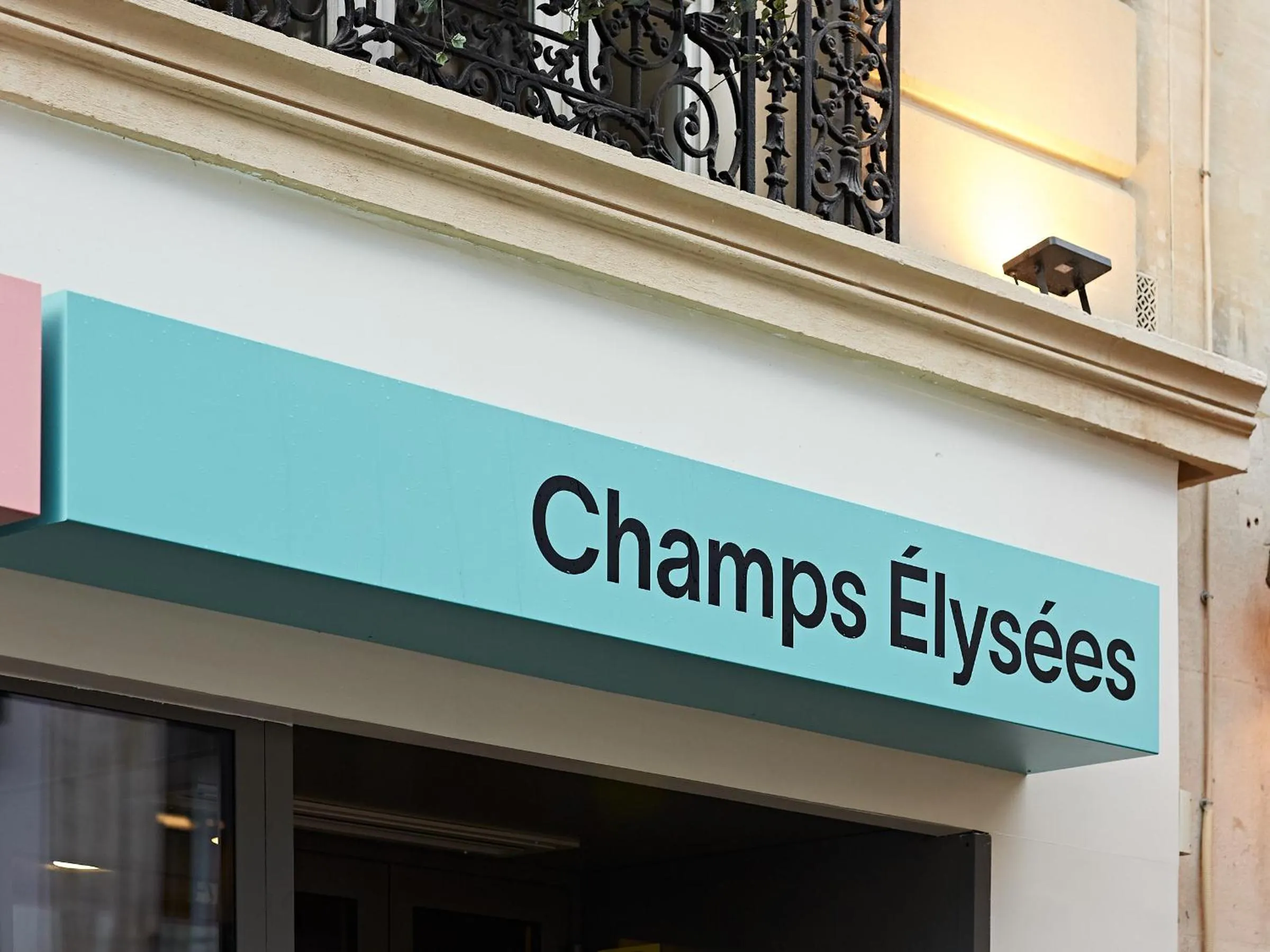 Property logo or sign in Numa Paris Champs-Élysées