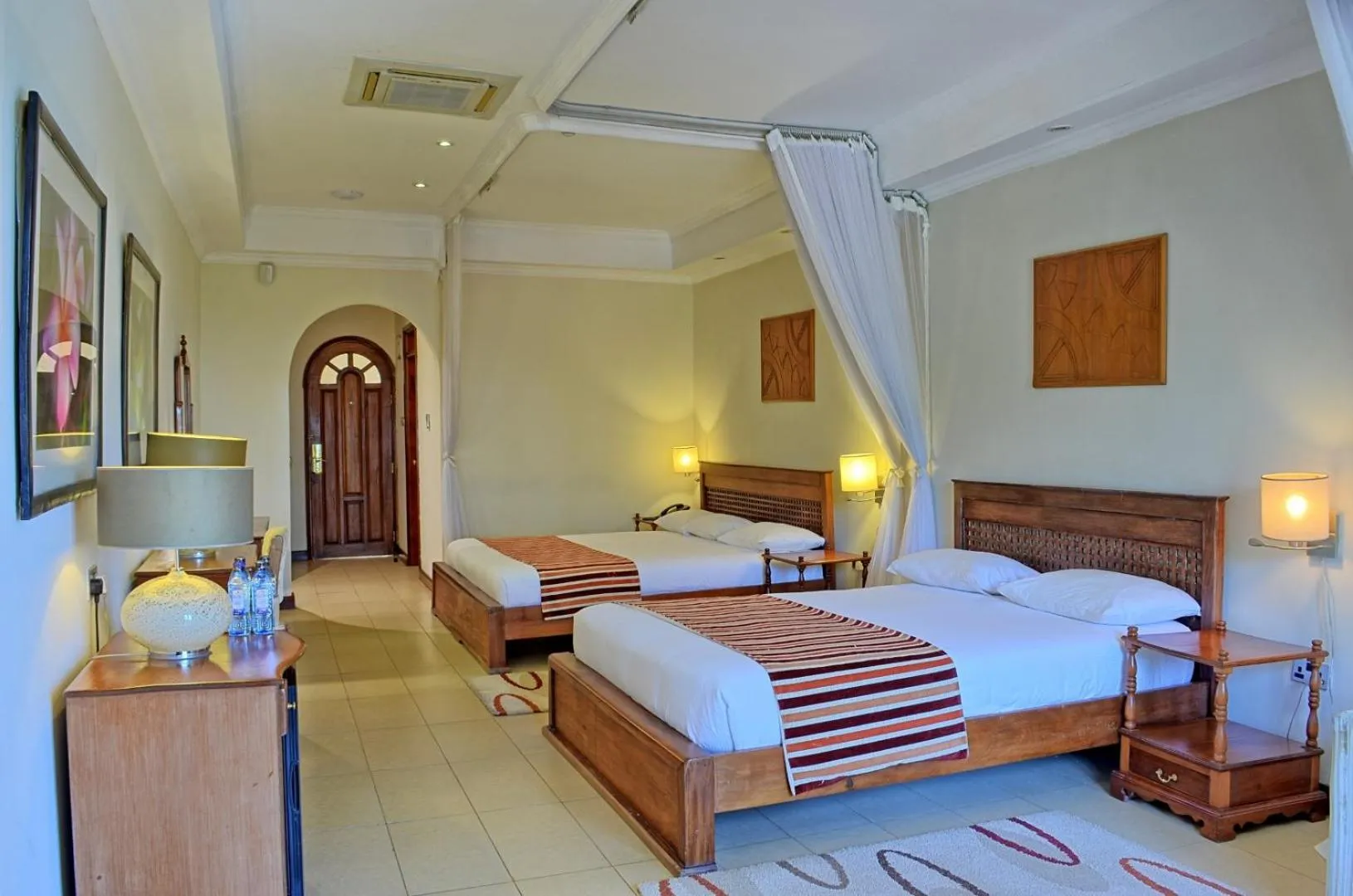 Photo of the whole room, Bed in Sovereign Hotel