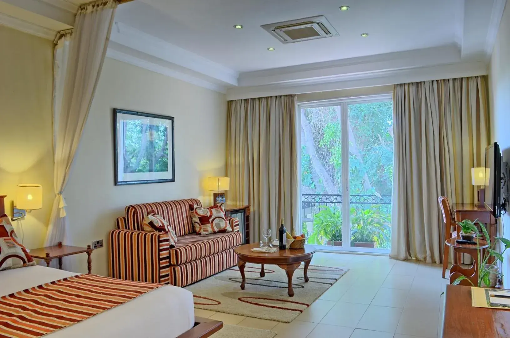 King Room with Lake View - single occupancy in Sovereign Hotel King Room with Lake View - single occupancy in Sovereign Hotel