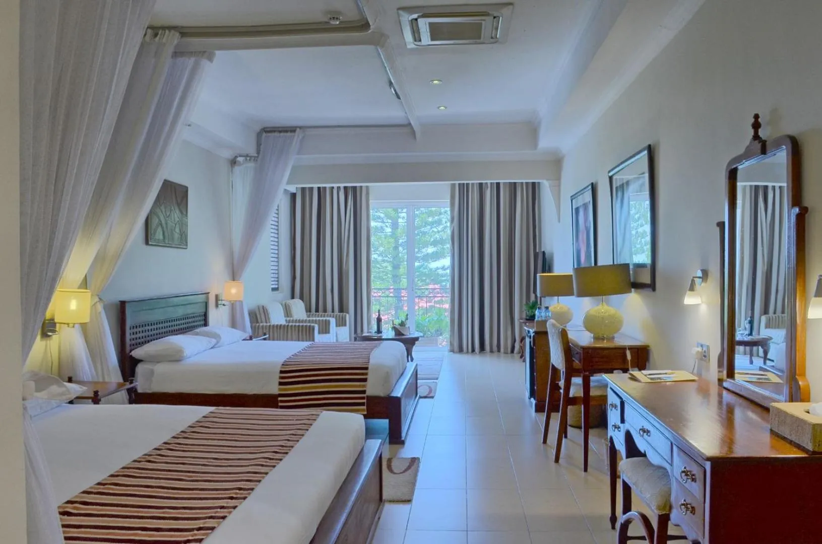 Photo of the whole room, Bed in Sovereign Hotel