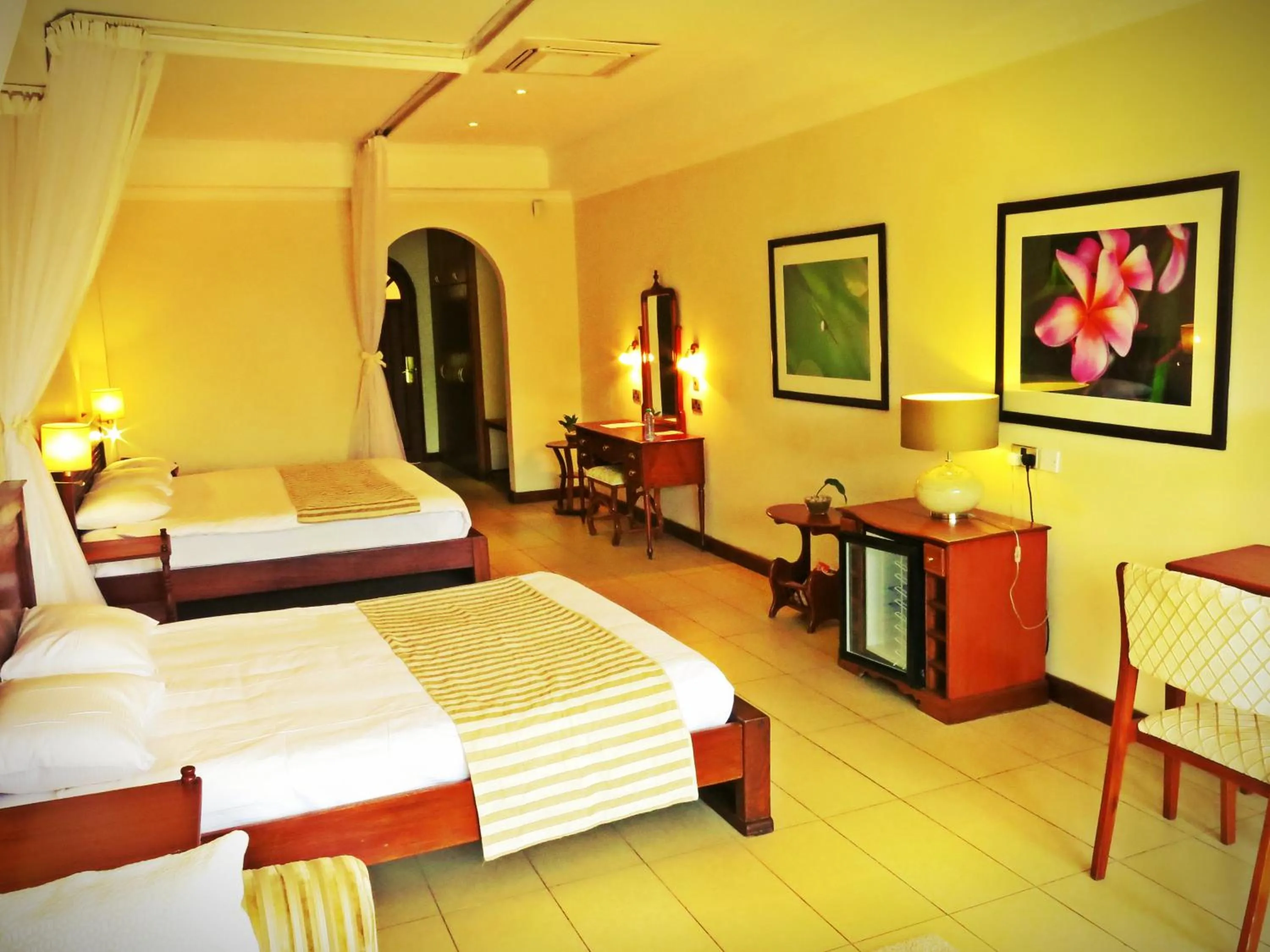 Photo of the whole room, Bed in Sovereign Hotel