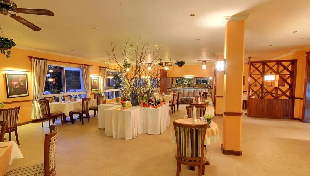 Restaurant/places to eat in Sovereign Hotel