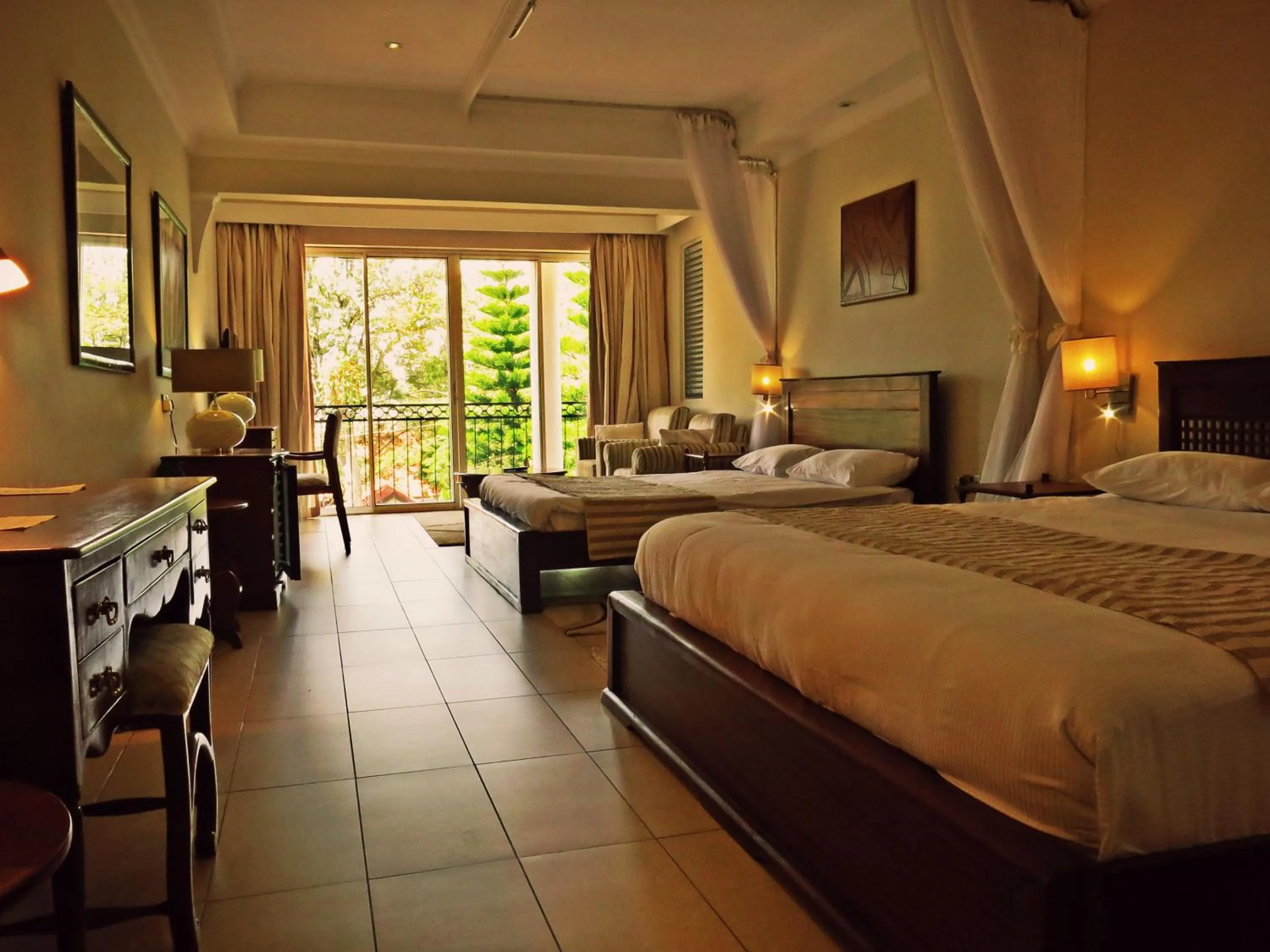 Photo of the whole room, Bed in Sovereign Hotel